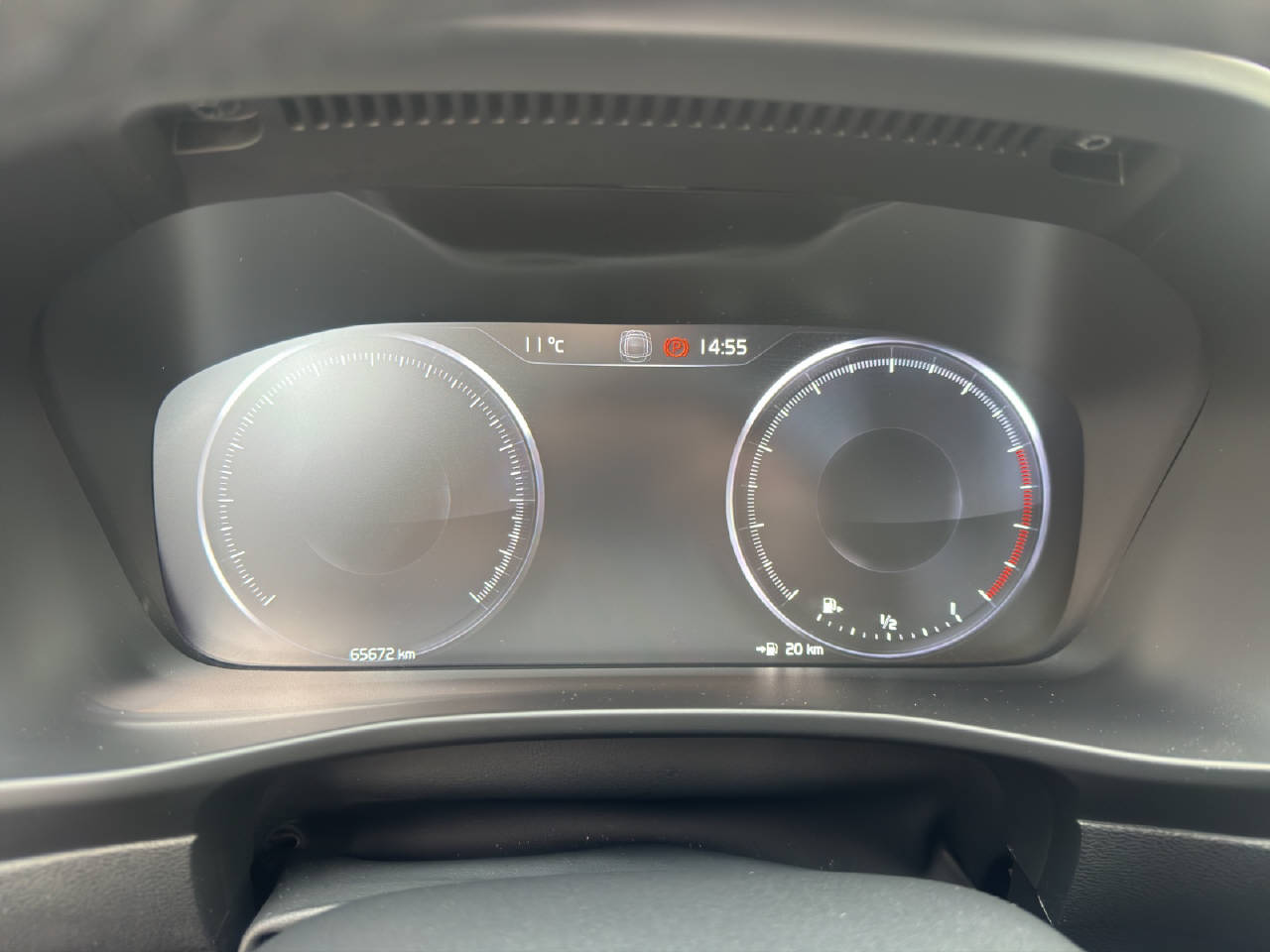 VOLVO XC40 2.0 B4 MH AWD R-Design-image-9