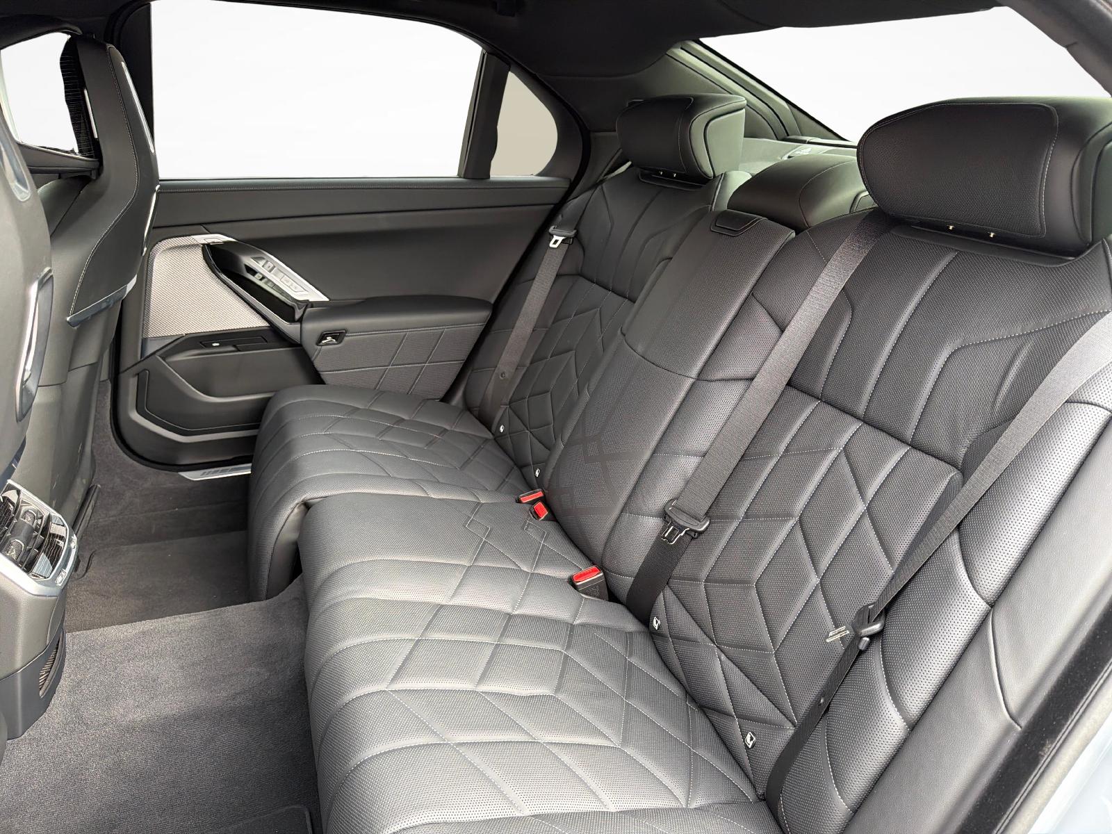 BMW 740d xDrive-image-19