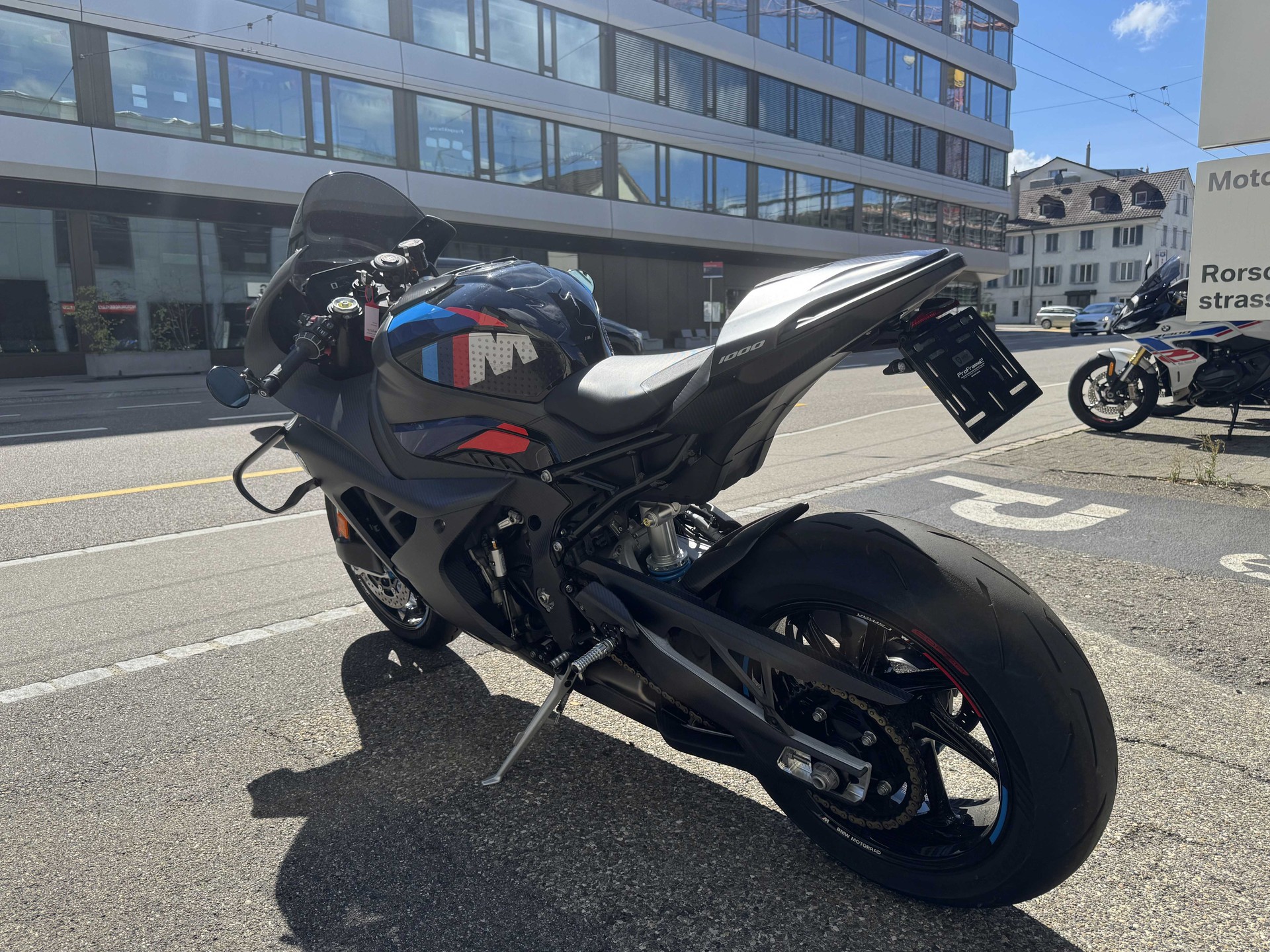 BMW M 1000 RR-showroom-element-2