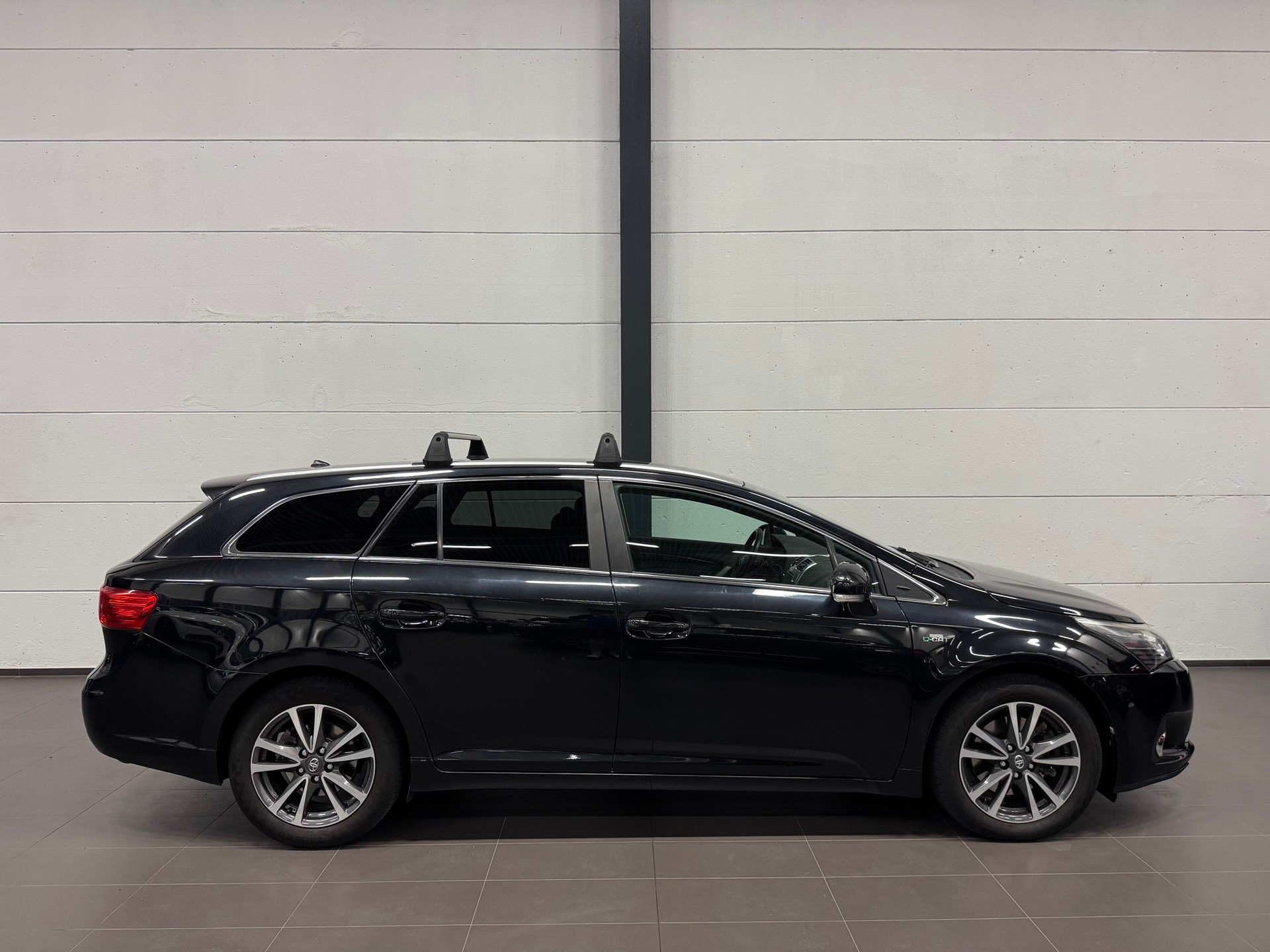 TOYOTA Avensis Sportswagon 2.2D-CAT Linea Sol A-image-9