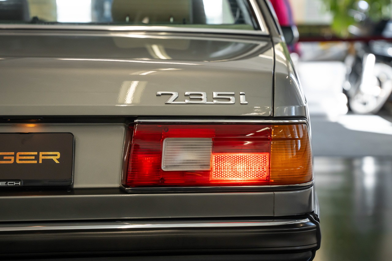 BMW 735i-image-8