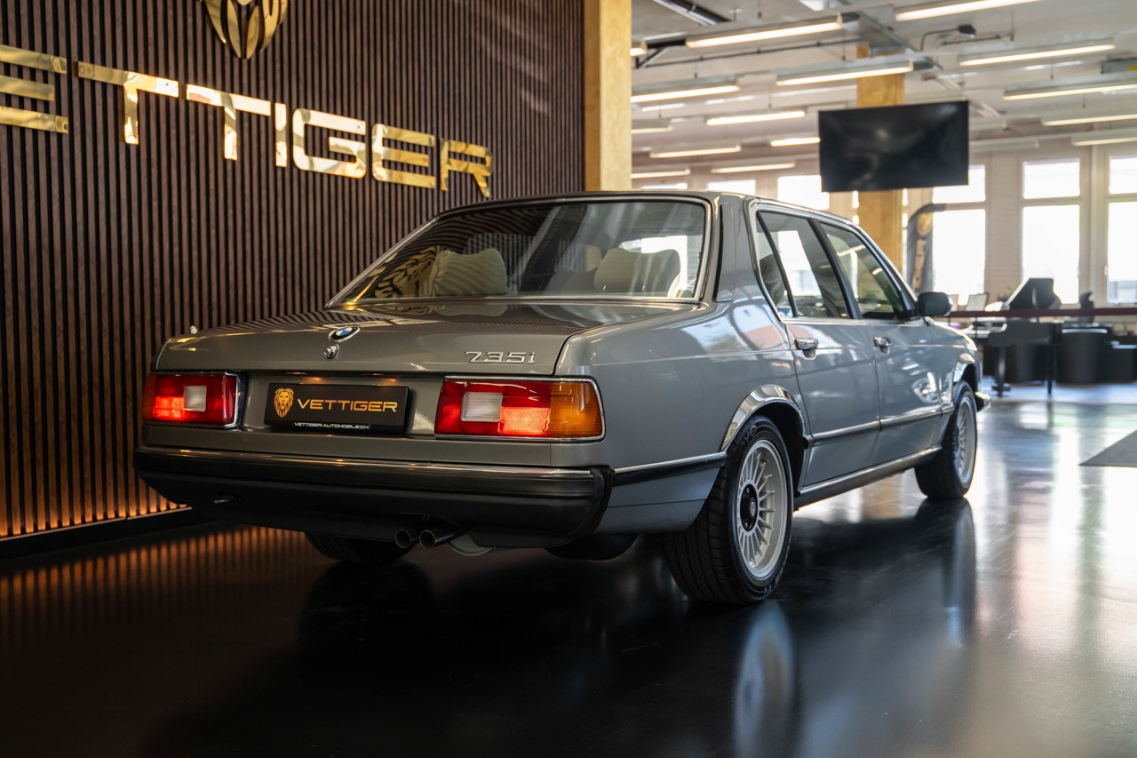 BMW 735i-image-6