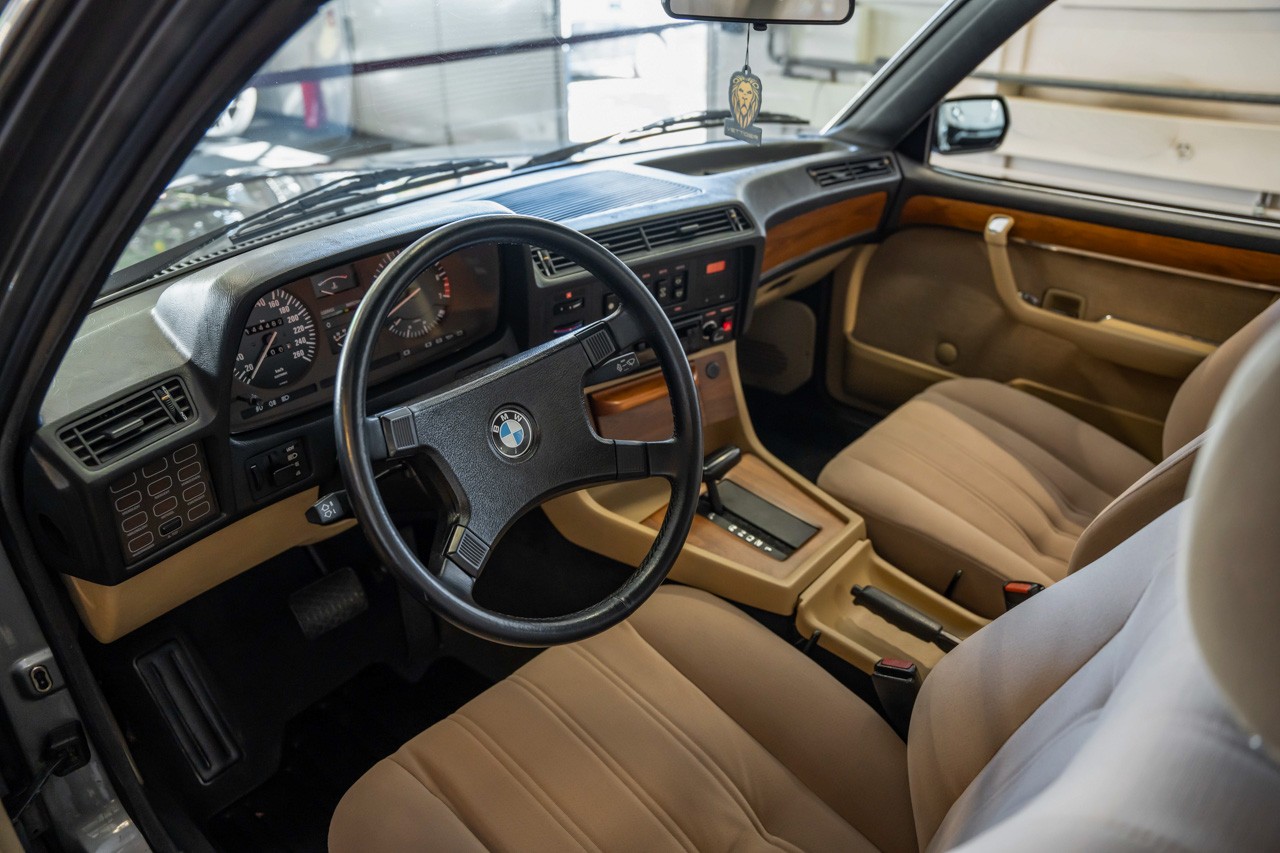 BMW 735i-image-13
