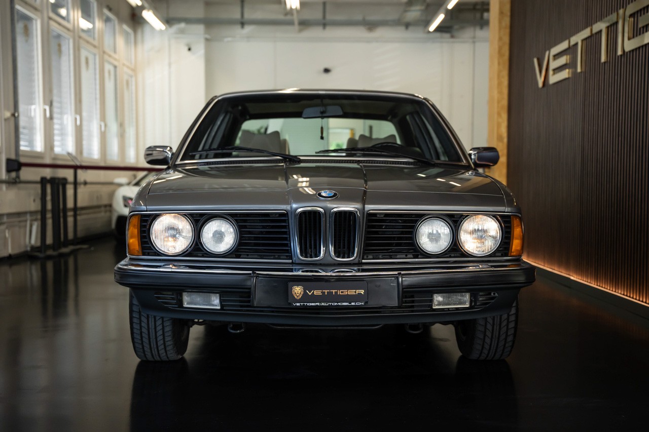 BMW 735i-showroom-element-1