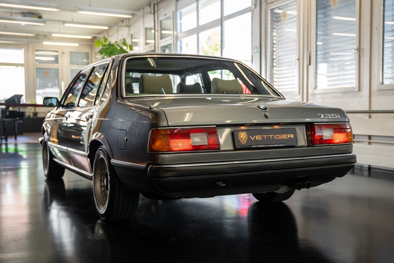 BMW 735i-showroom-element-3