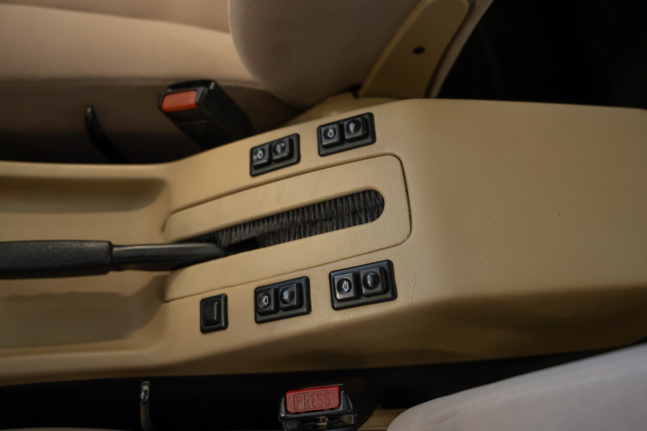 BMW 735i-image-25