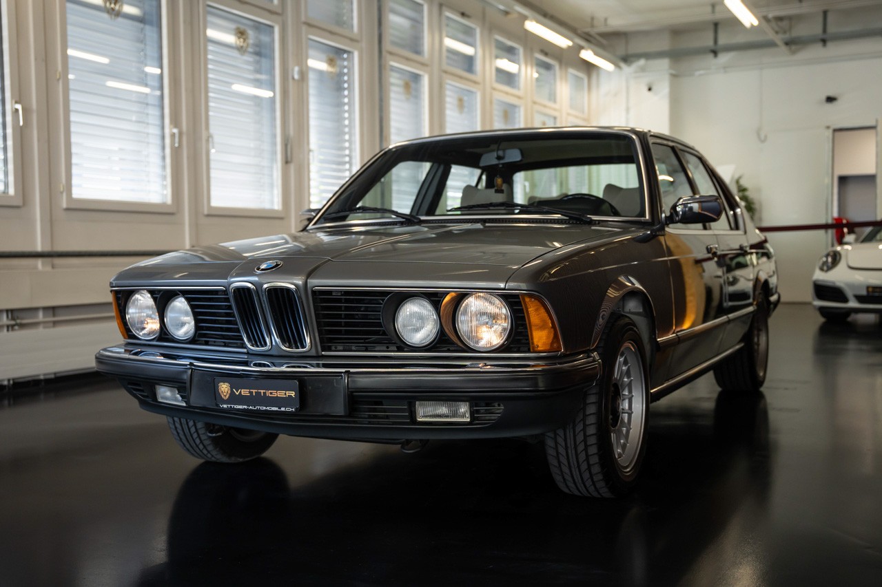 BMW 735i-showroom-element-2