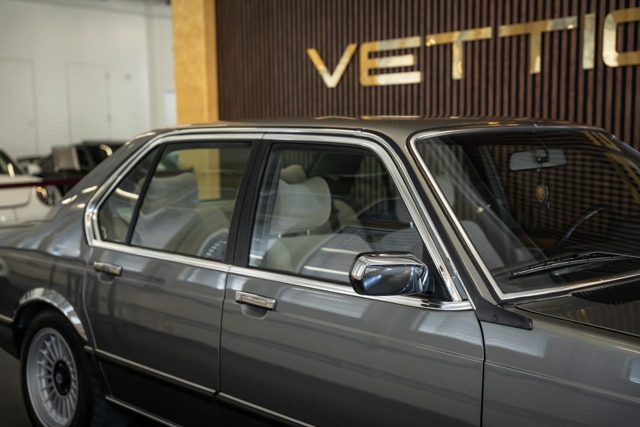 BMW 735i-image-10