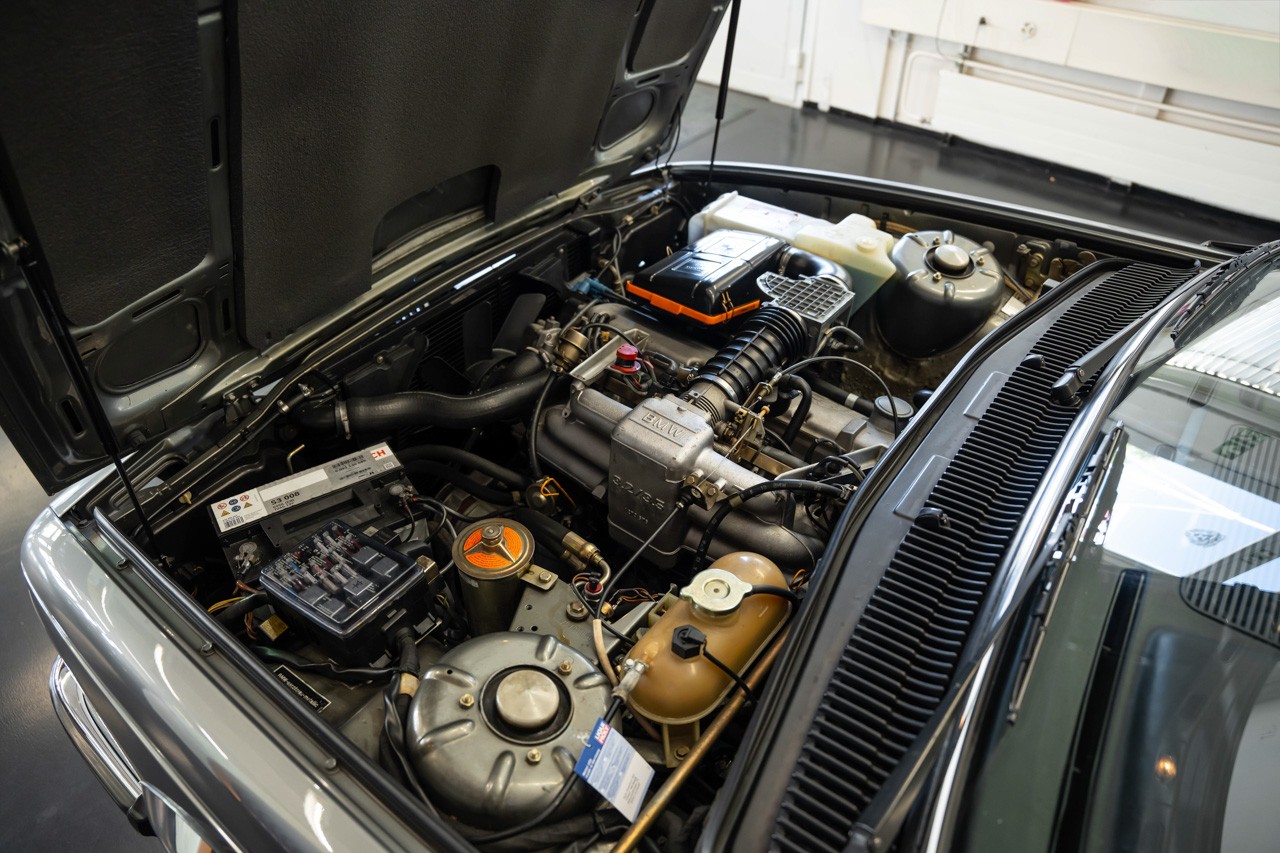 BMW 735i-image-30