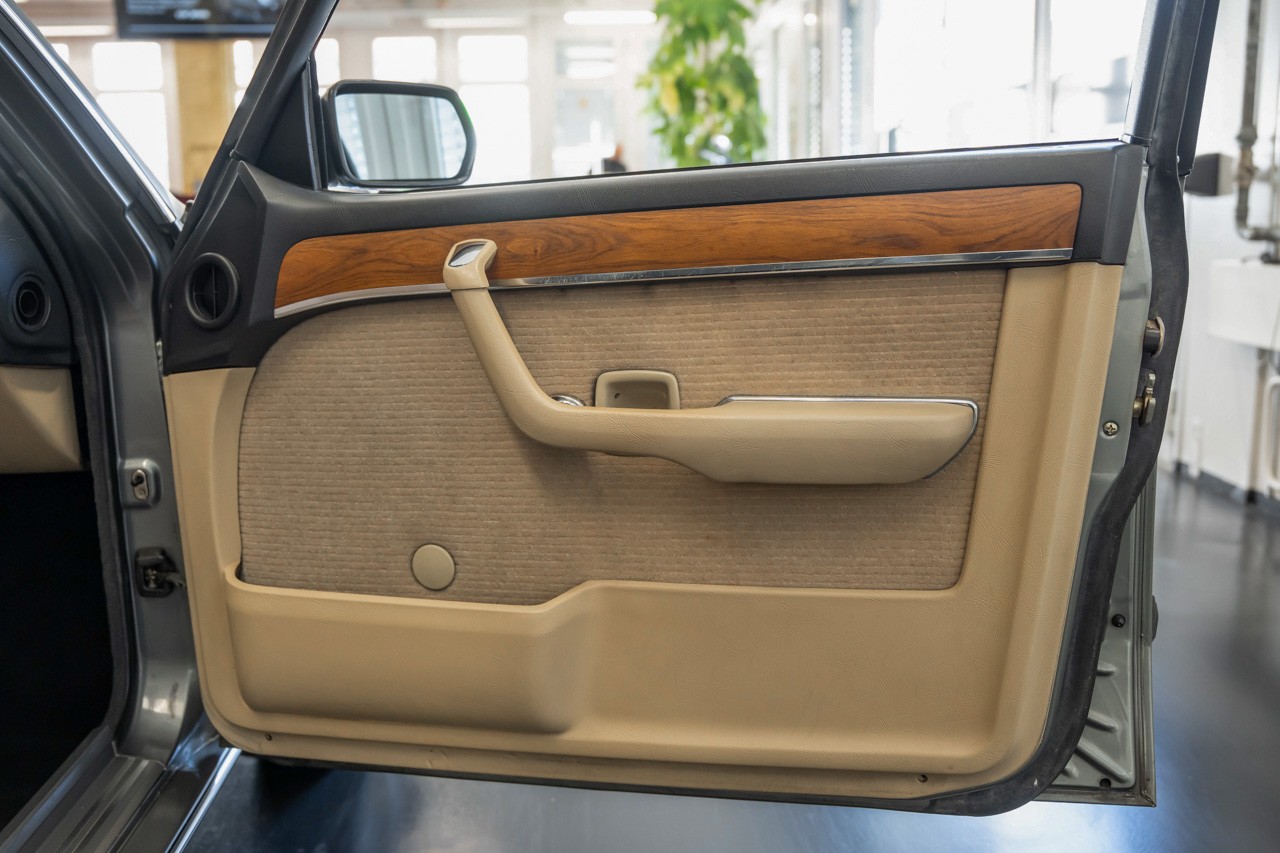 BMW 735i-image-20
