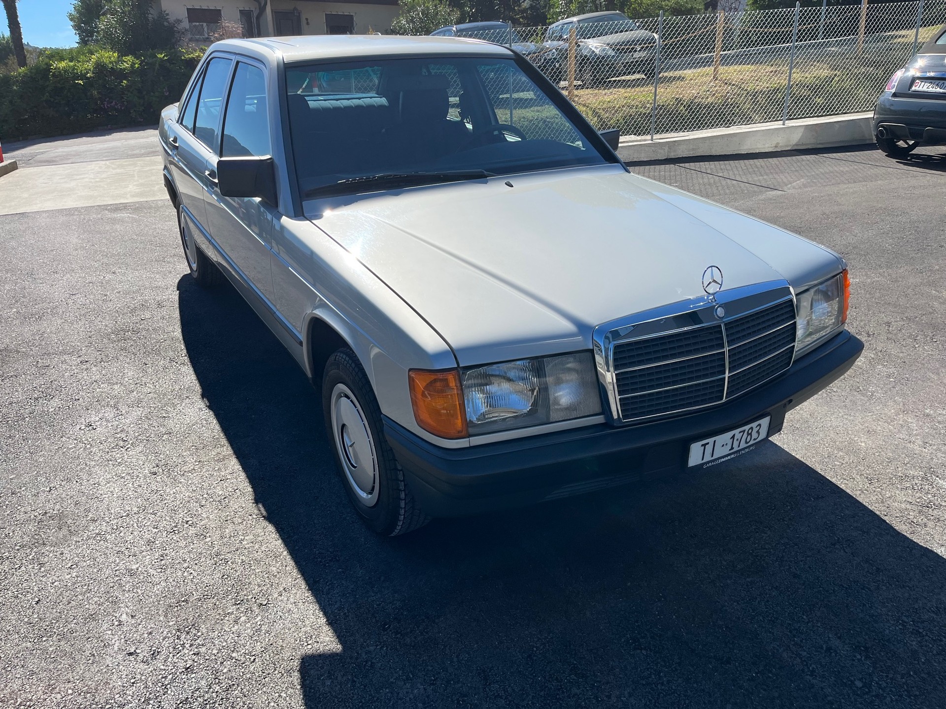 MERCEDES-BENZ 190 E 2.0-image-2