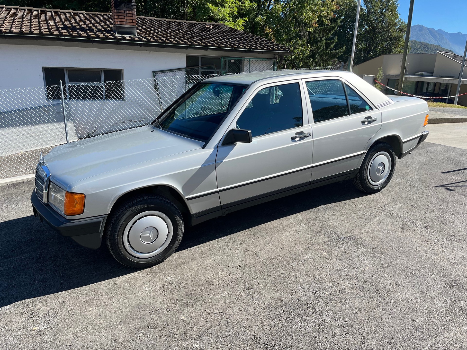 MERCEDES-BENZ 190 E 2.0-image-1