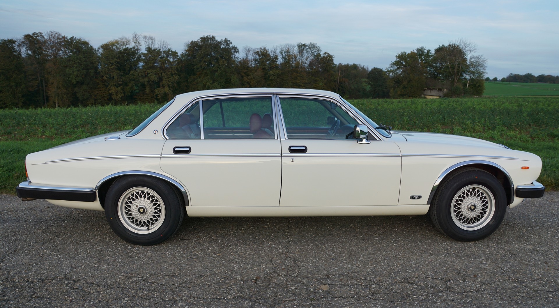 DAIMLER 5.3 Double Six-image-3