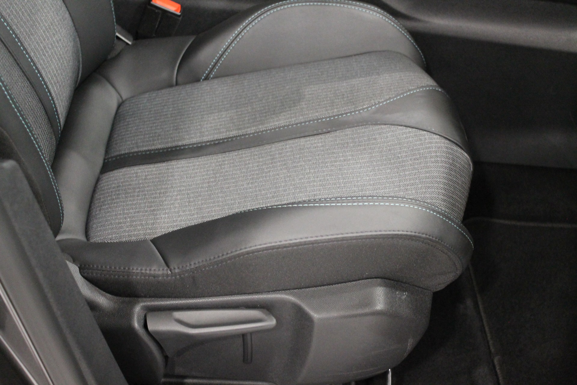 PEUGEOT 5008 1.5 BlueHDi Allure Pack EAT8-image-10