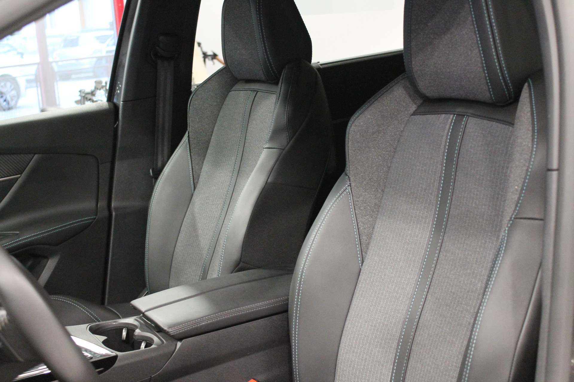 PEUGEOT 5008 1.5 BlueHDi Allure Pack EAT8-image-11