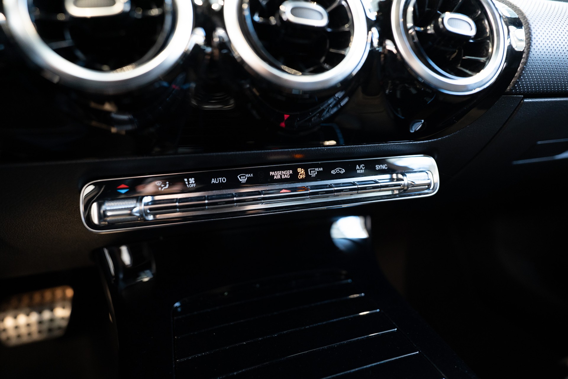 MERCEDES-BENZ A 180 AMG Line Limousine-image-22