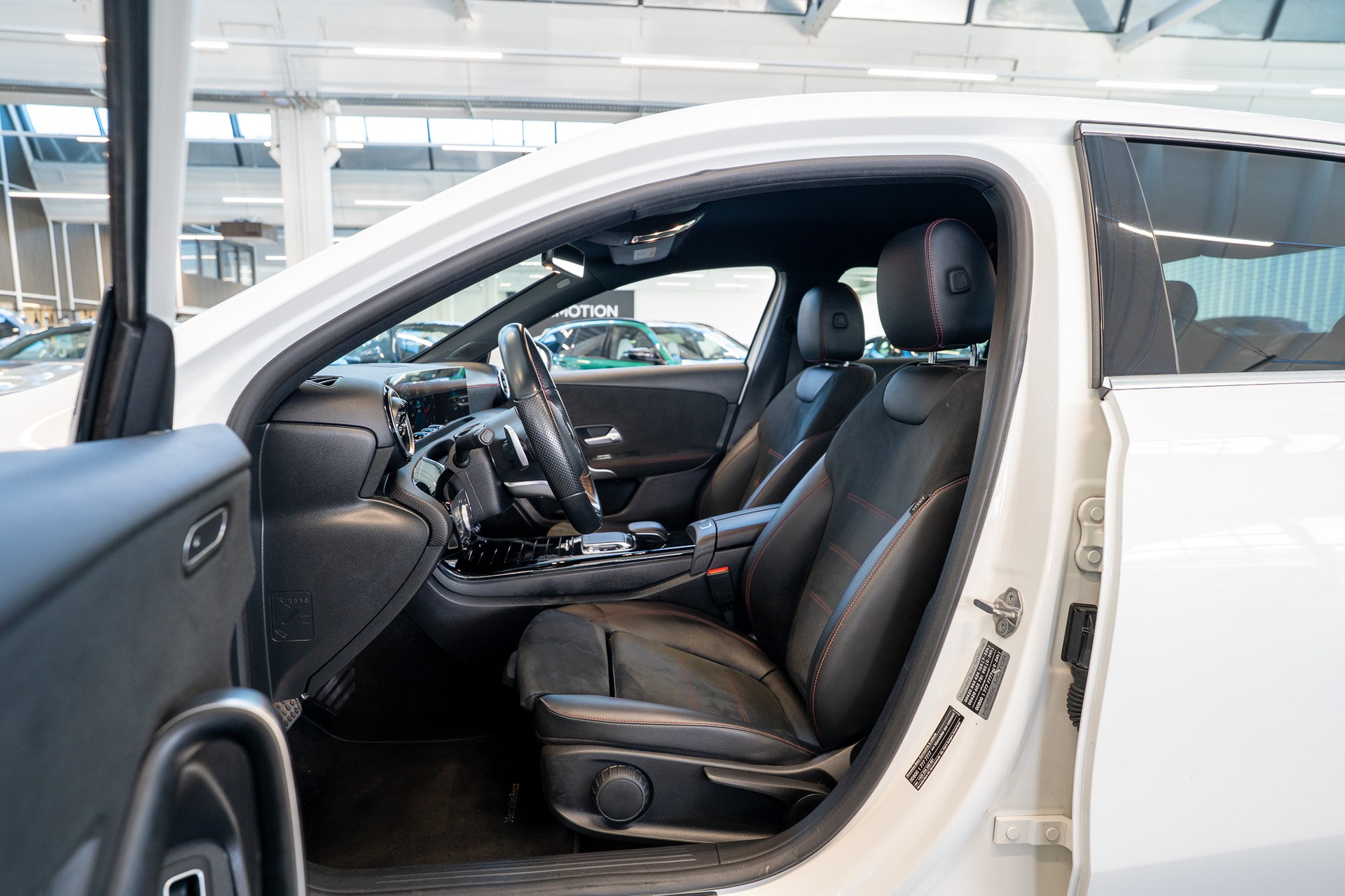 MERCEDES-BENZ A 180 AMG Line Limousine-image-7