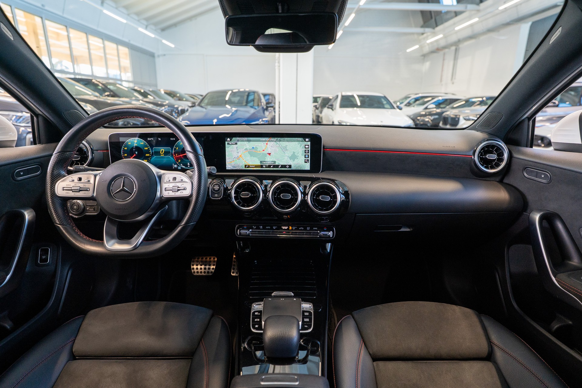 MERCEDES-BENZ A 180 AMG Line Limousine-image-14