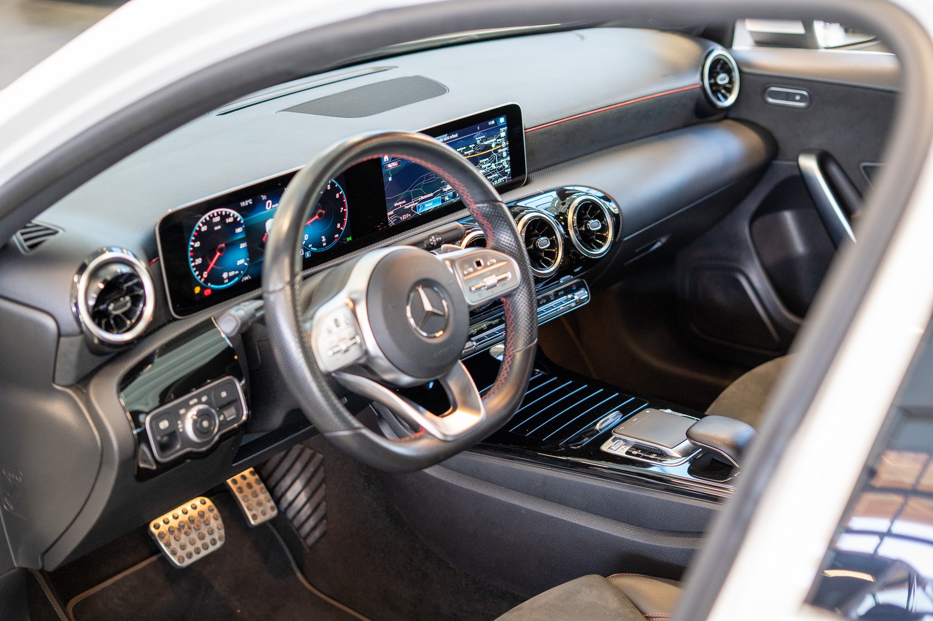 MERCEDES-BENZ A 180 AMG Line Limousine-image-9