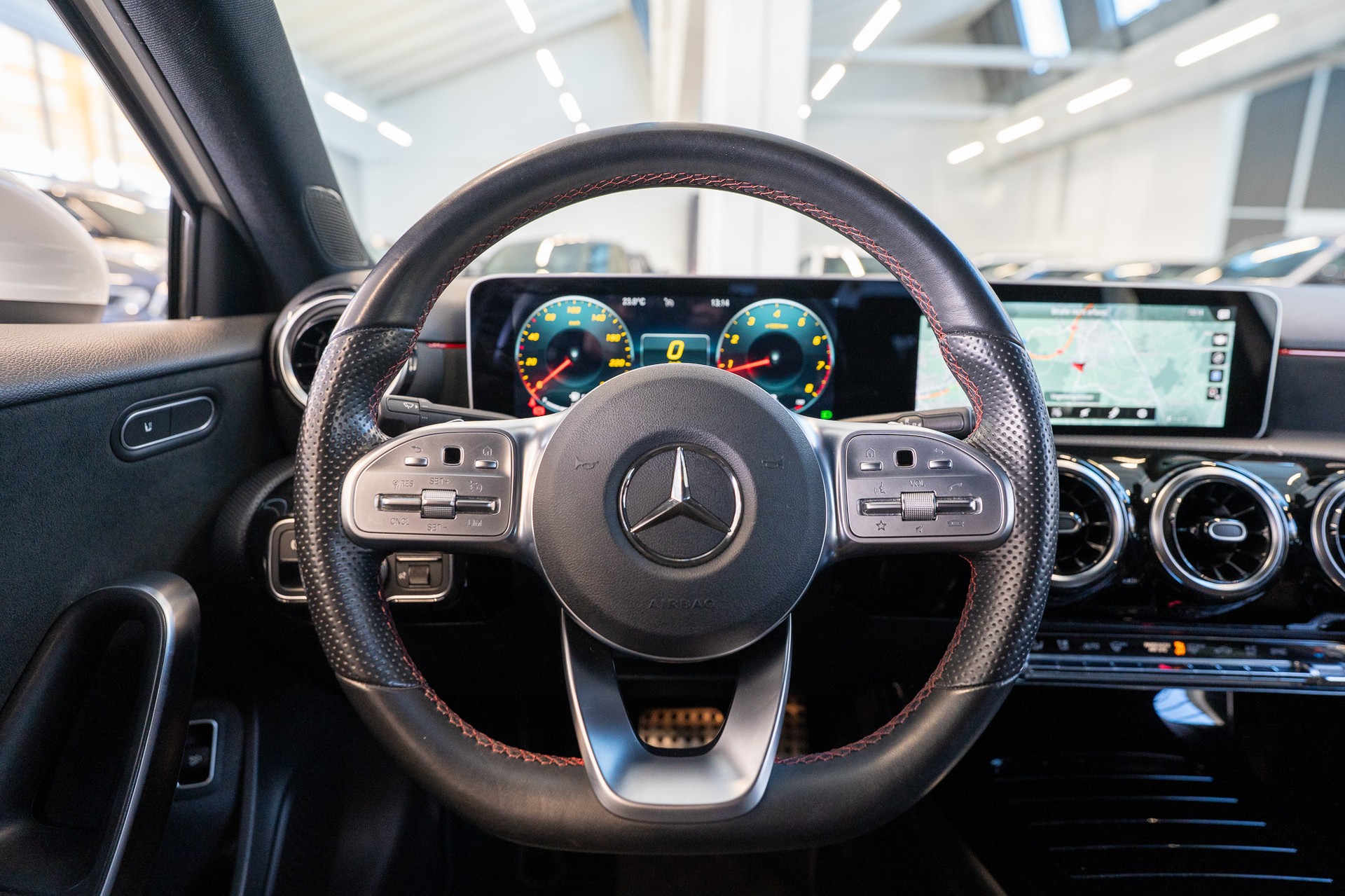 MERCEDES-BENZ A 180 AMG Line Limousine-image-15