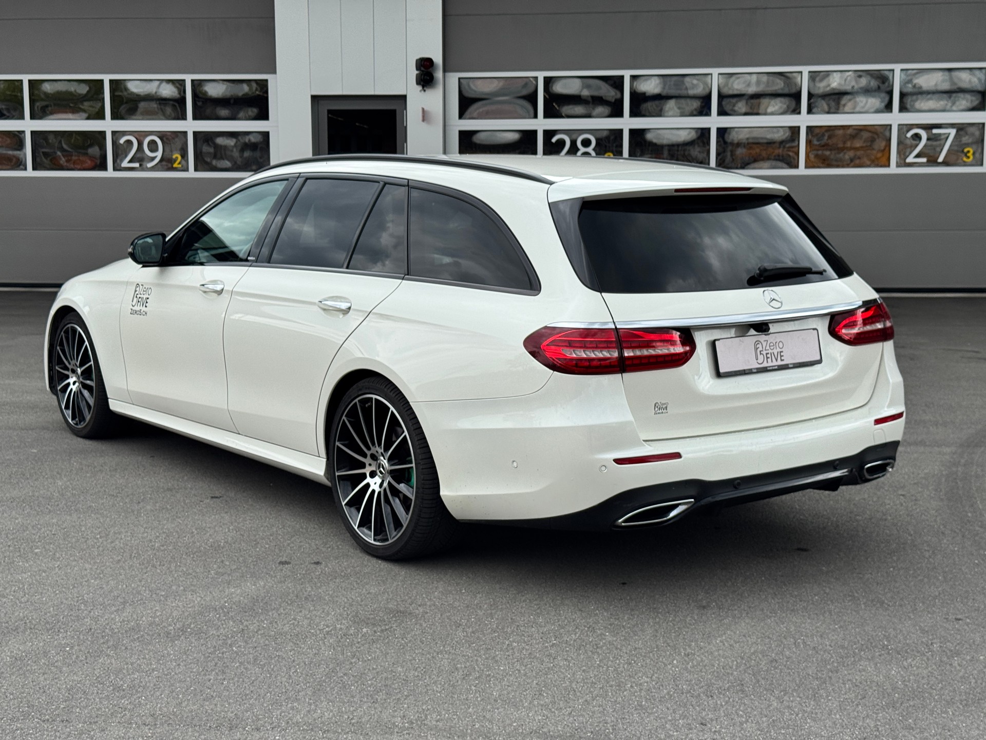 MERCEDES-BENZ E 220 d T 4Matic AMG Line 9G-Tronic-showroom-element-3