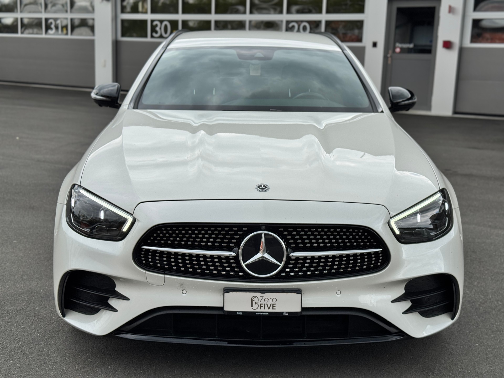 MERCEDES-BENZ E 220 d T 4Matic AMG Line 9G-Tronic-showroom-element-1