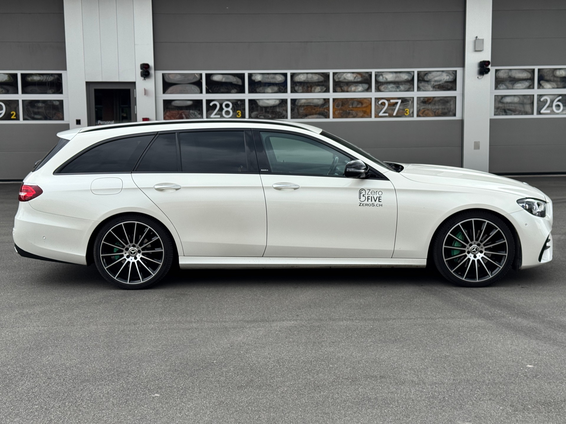 MERCEDES-BENZ E 220 d T 4Matic AMG Line 9G-Tronic-showroom-element-2