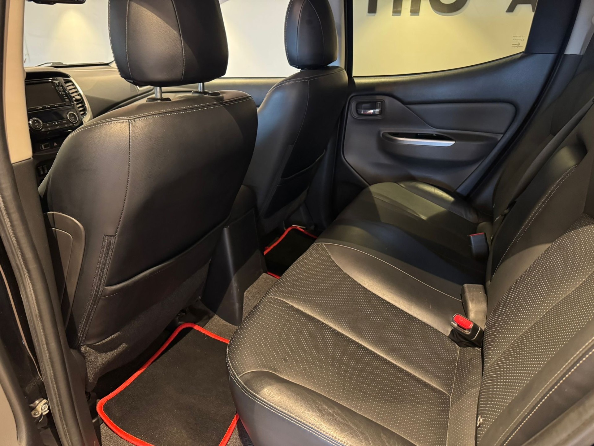 MITSUBISHI L 200 4x4 D-Cab Pick-up 2.4 DID 181 4x4 Black Line-image-18
