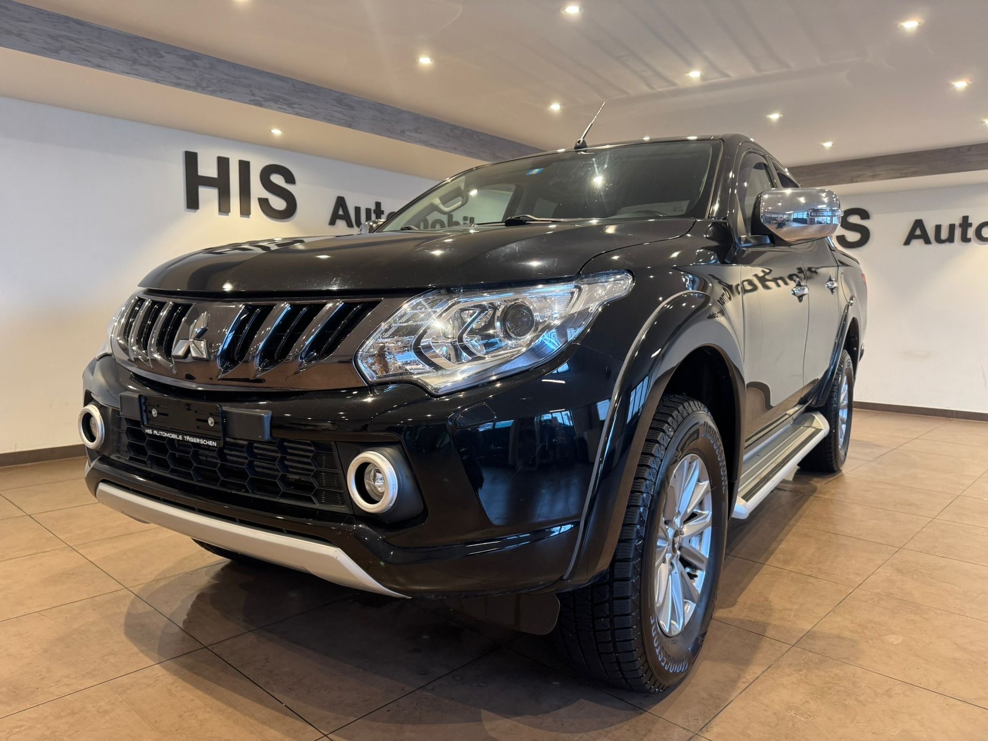 MITSUBISHI L 200 4x4 D-Cab Pick-up 2.4 DID 181 4x4 Black Line-showroom-element-2