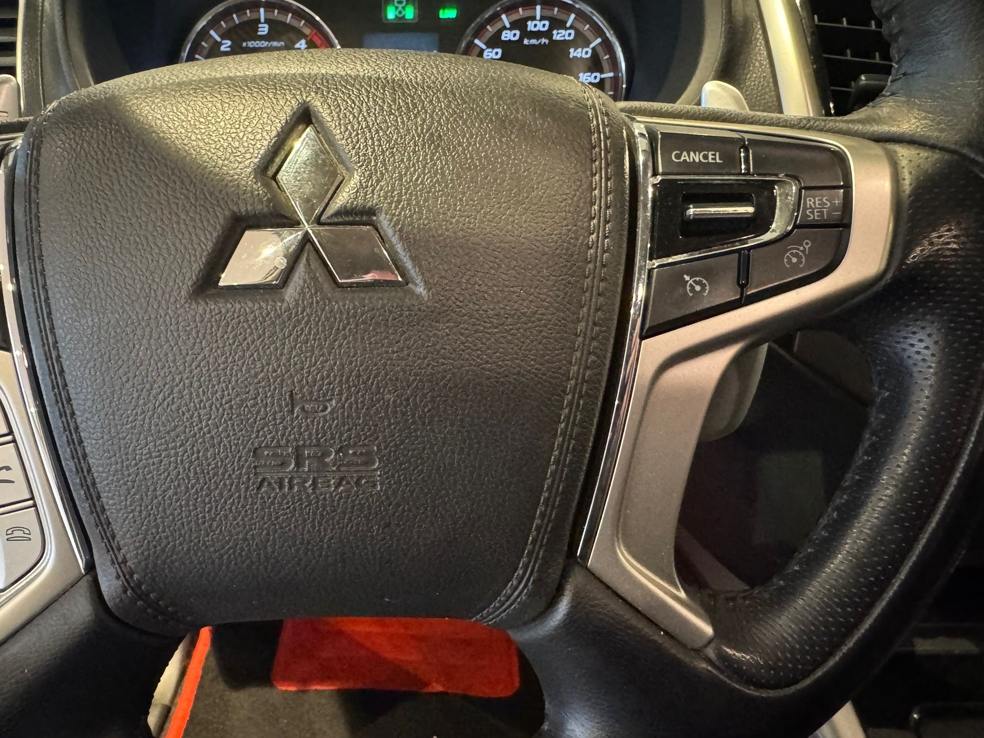 MITSUBISHI L 200 4x4 D-Cab Pick-up 2.4 DID 181 4x4 Black Line-image-6
