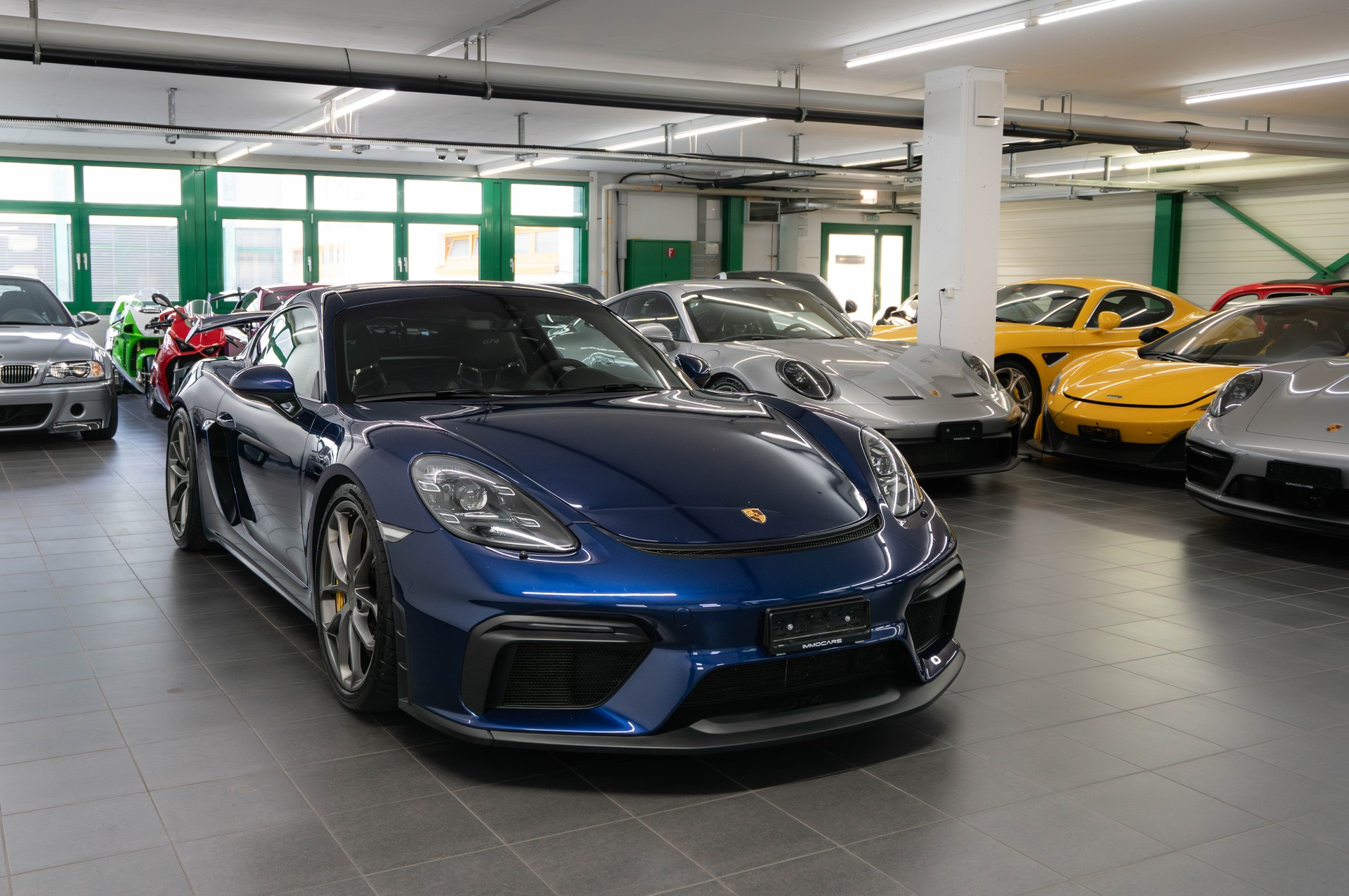 PORSCHE 718 Cayman GT4-showroom-element-2