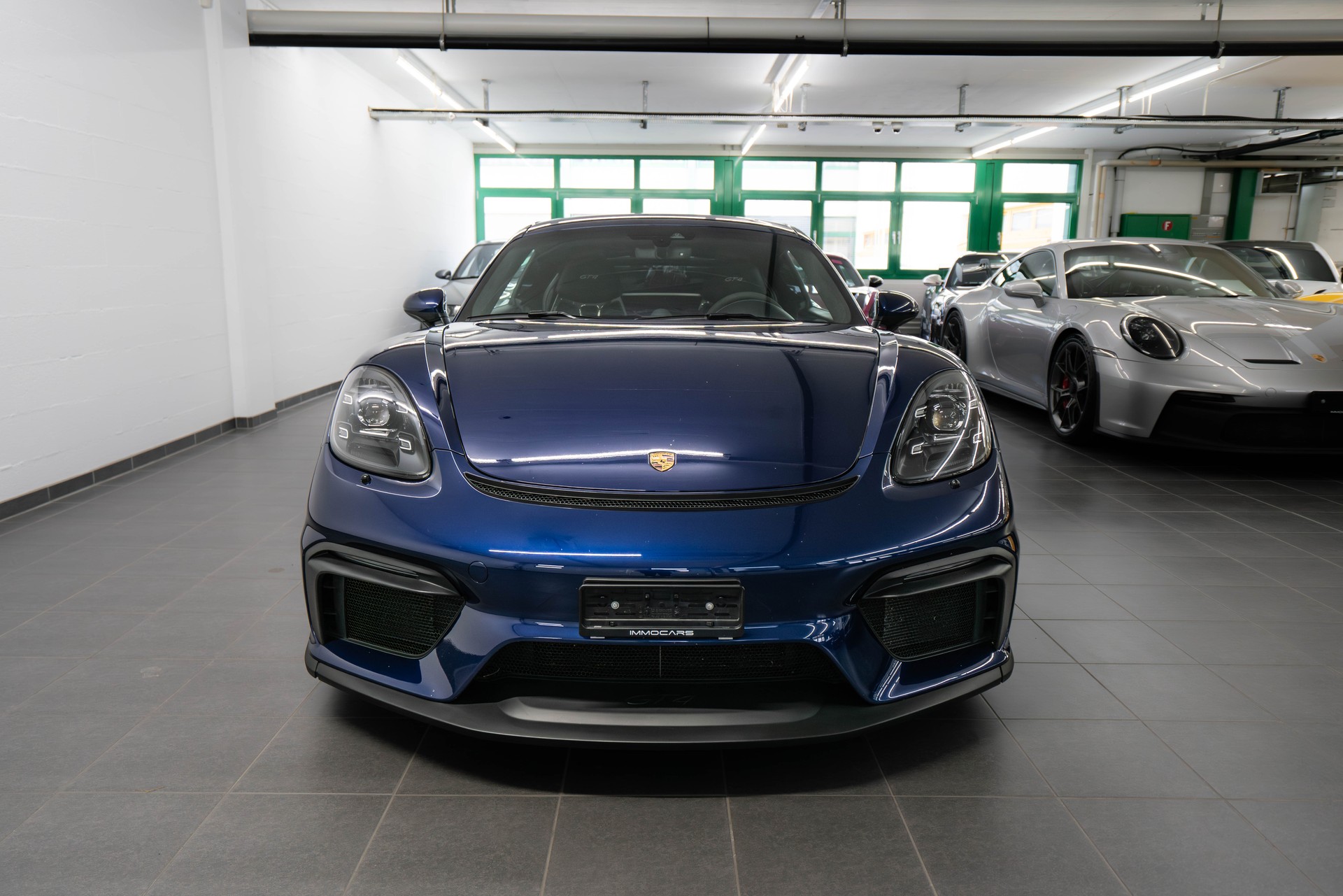 PORSCHE 718 Cayman GT4-showroom-element-1