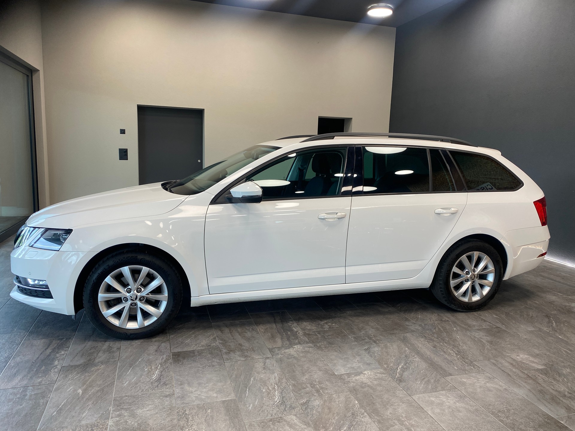 SKODA Octavia Combi 2.0 TDI Style DSG-showroom-element-1