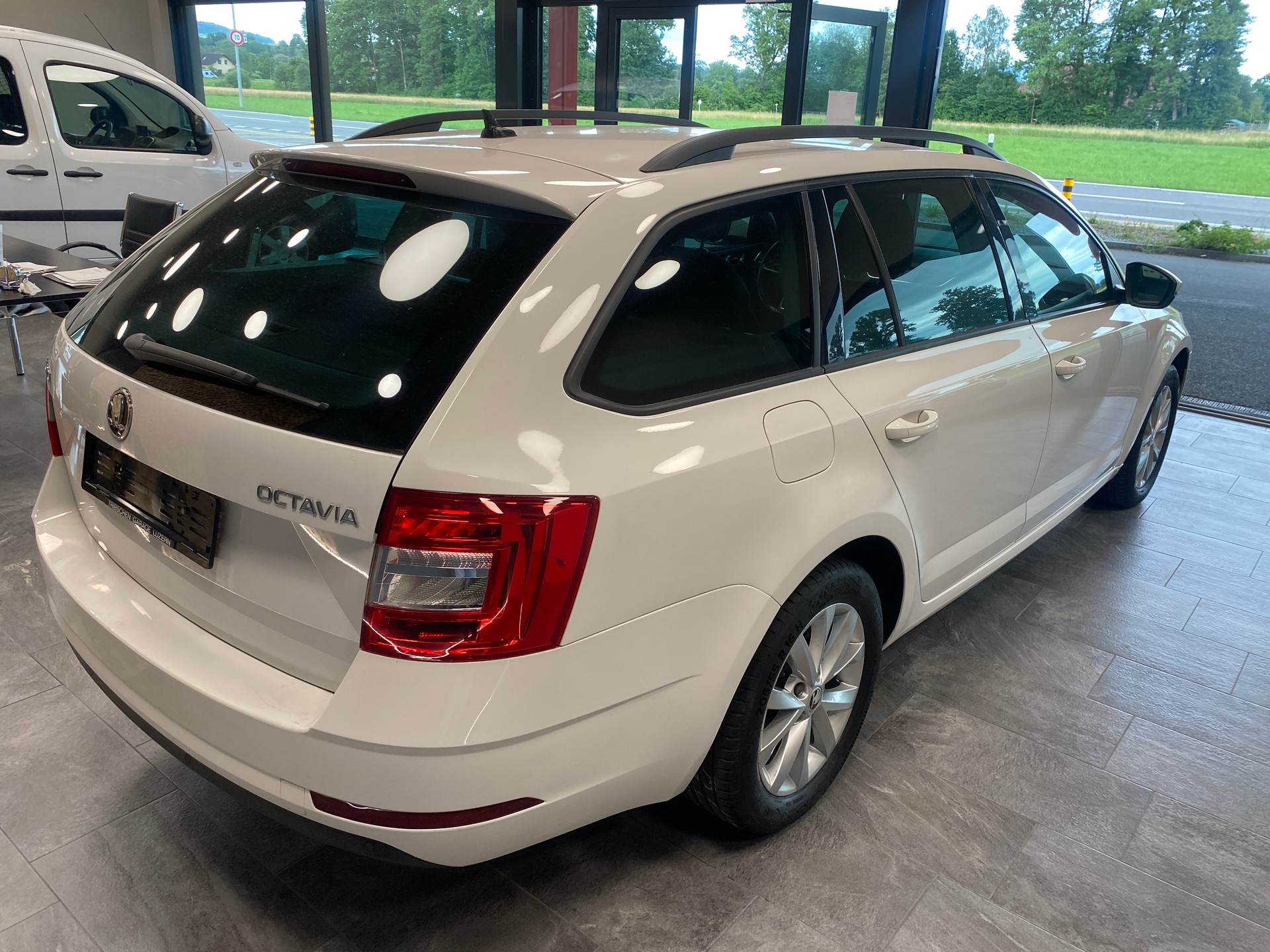 SKODA Octavia Combi 2.0 TDI Style DSG-showroom-element-3
