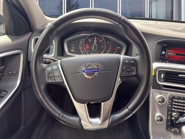 VOLVO V60 Cross Country 2.4 D4 Executive AWD S/S-image-9