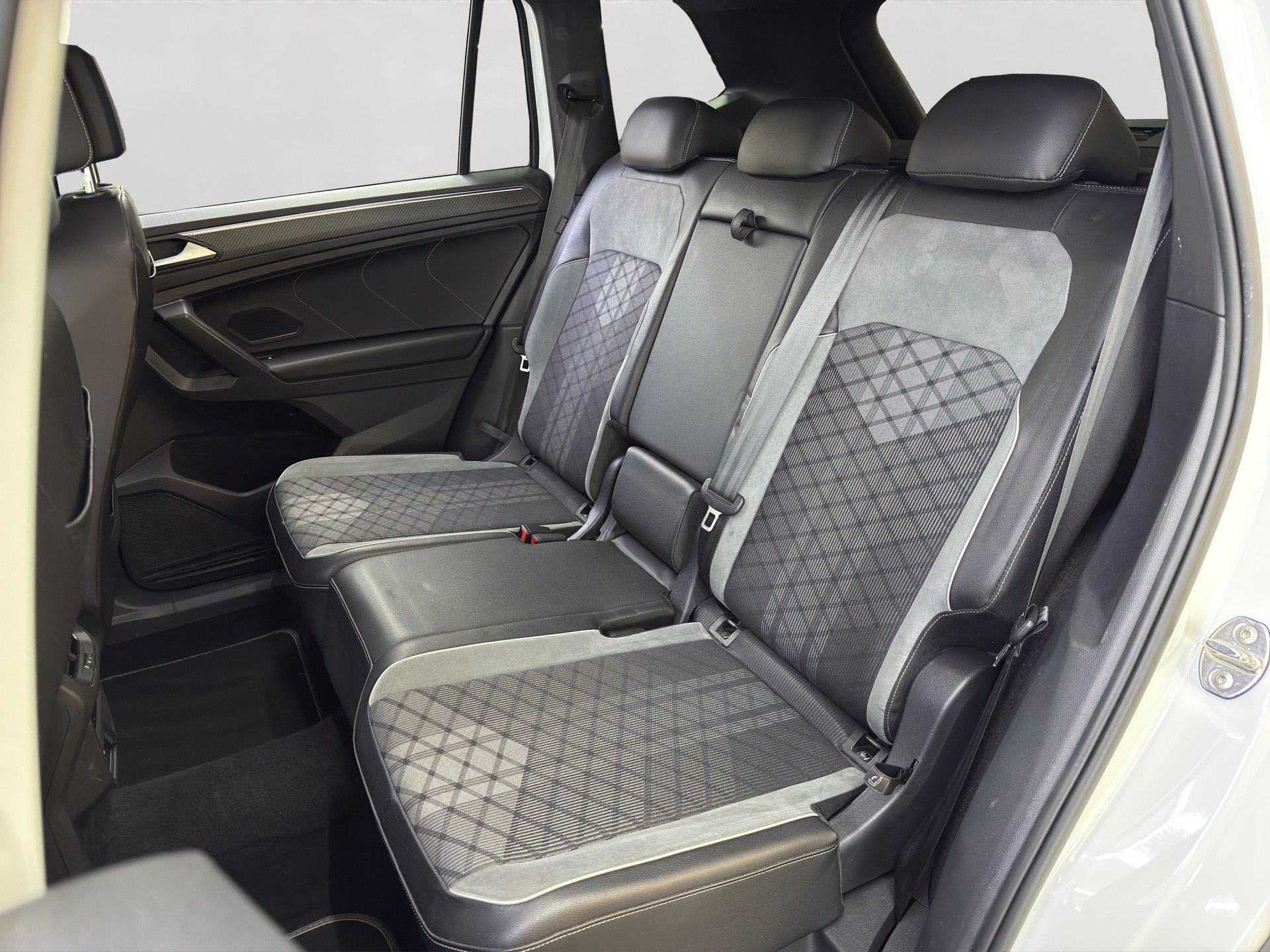 VW Tiguan Allspace 2.0TSI R-Line 4Motion DSG-image-13