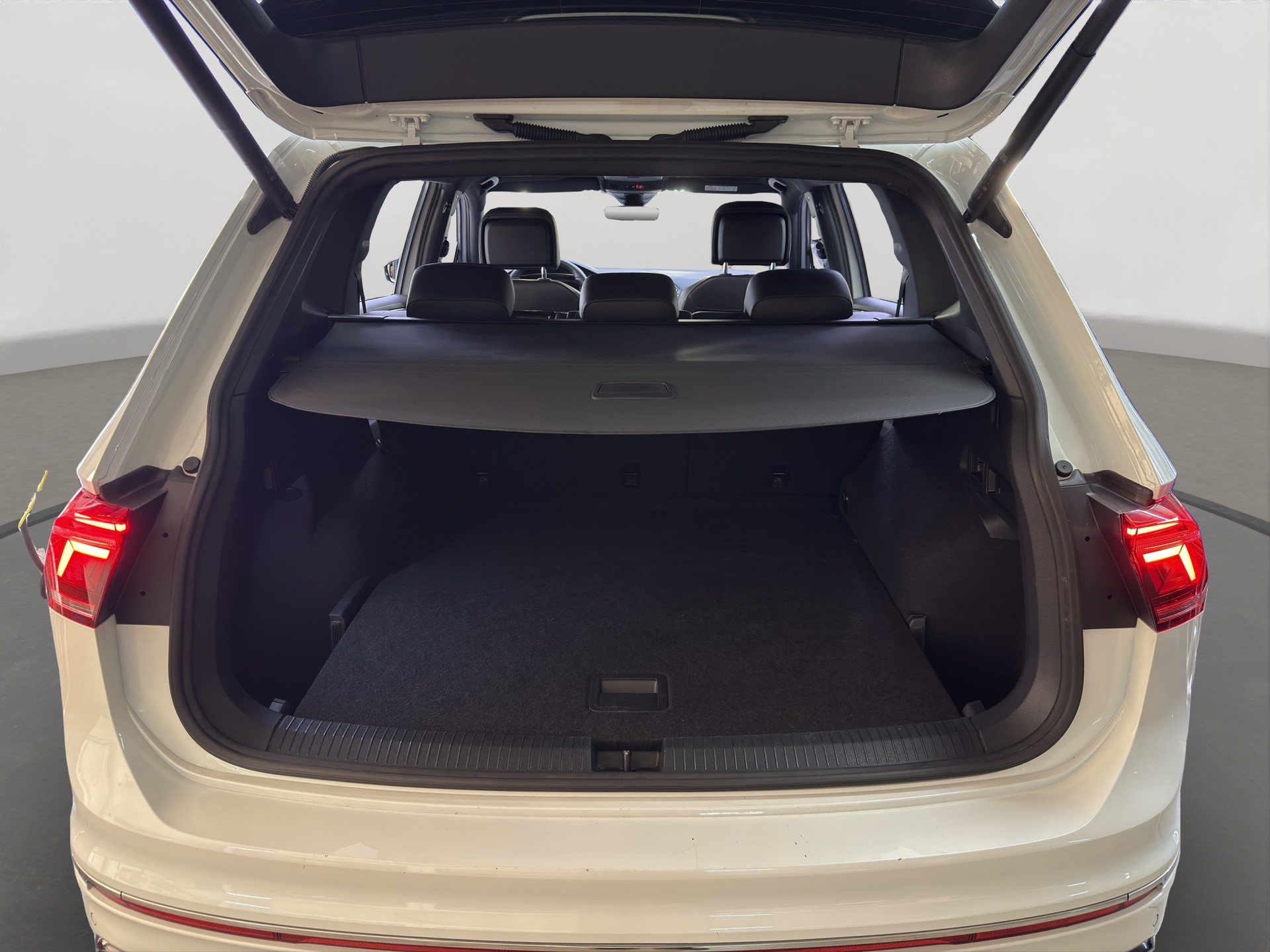 VW Tiguan Allspace 2.0TSI R-Line 4Motion DSG-image-27