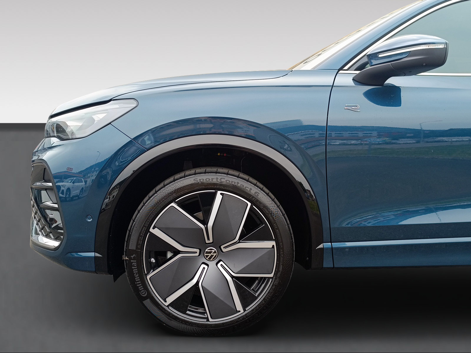 VW Tiguan R-Line Plus 2.0TSI 265PS 4Motion-showroom-element-2