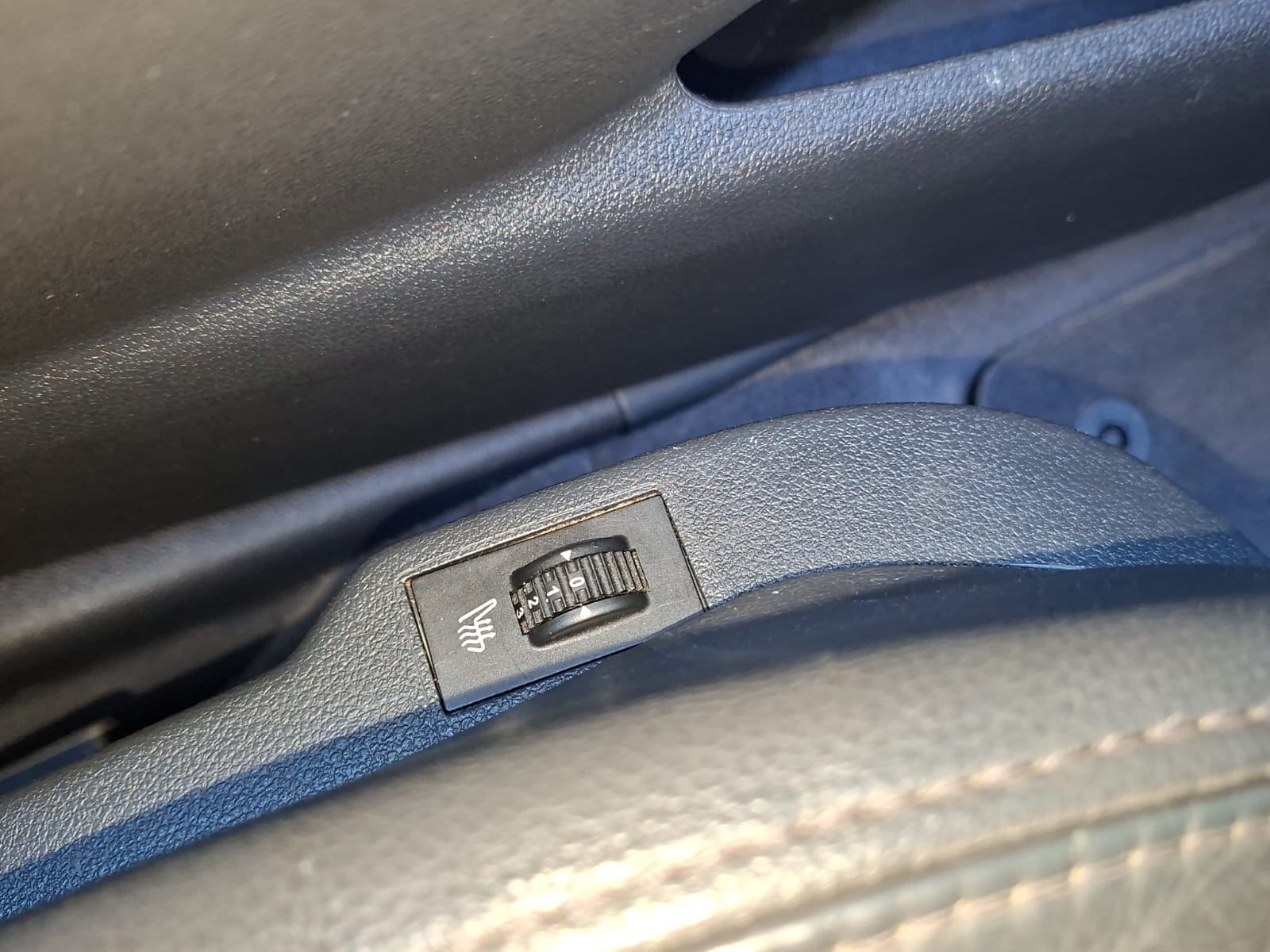 PEUGEOT 3008 HYbrid4 2.0 HDI EGS6-image-18