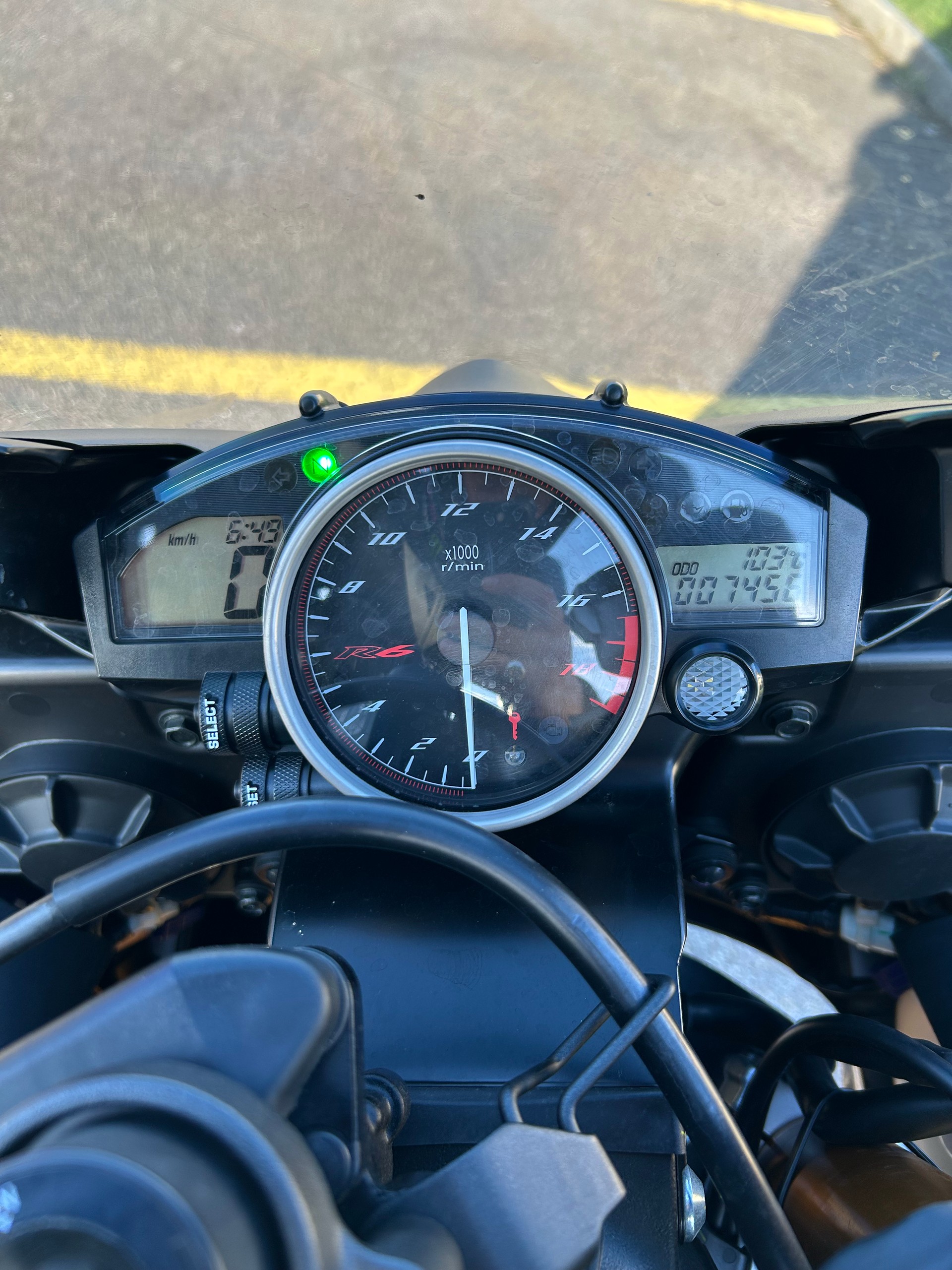 YAMAHA YZF-R6-image-8