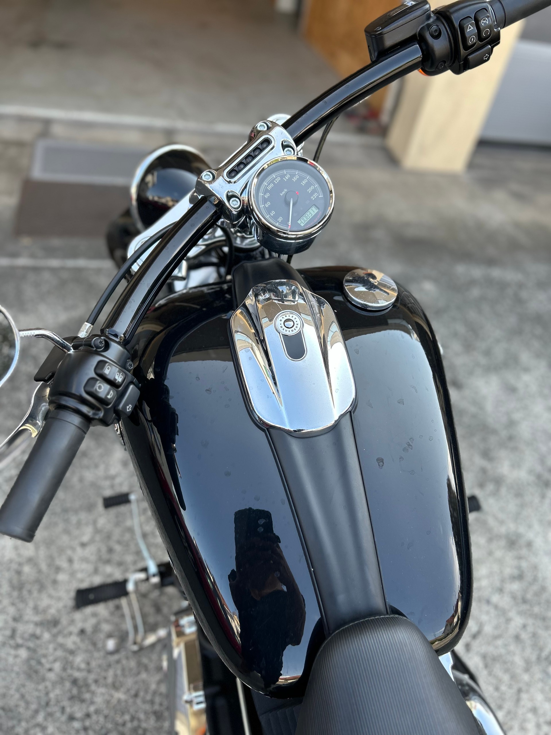 HARLEY-DAVIDSON Breakout-image-6