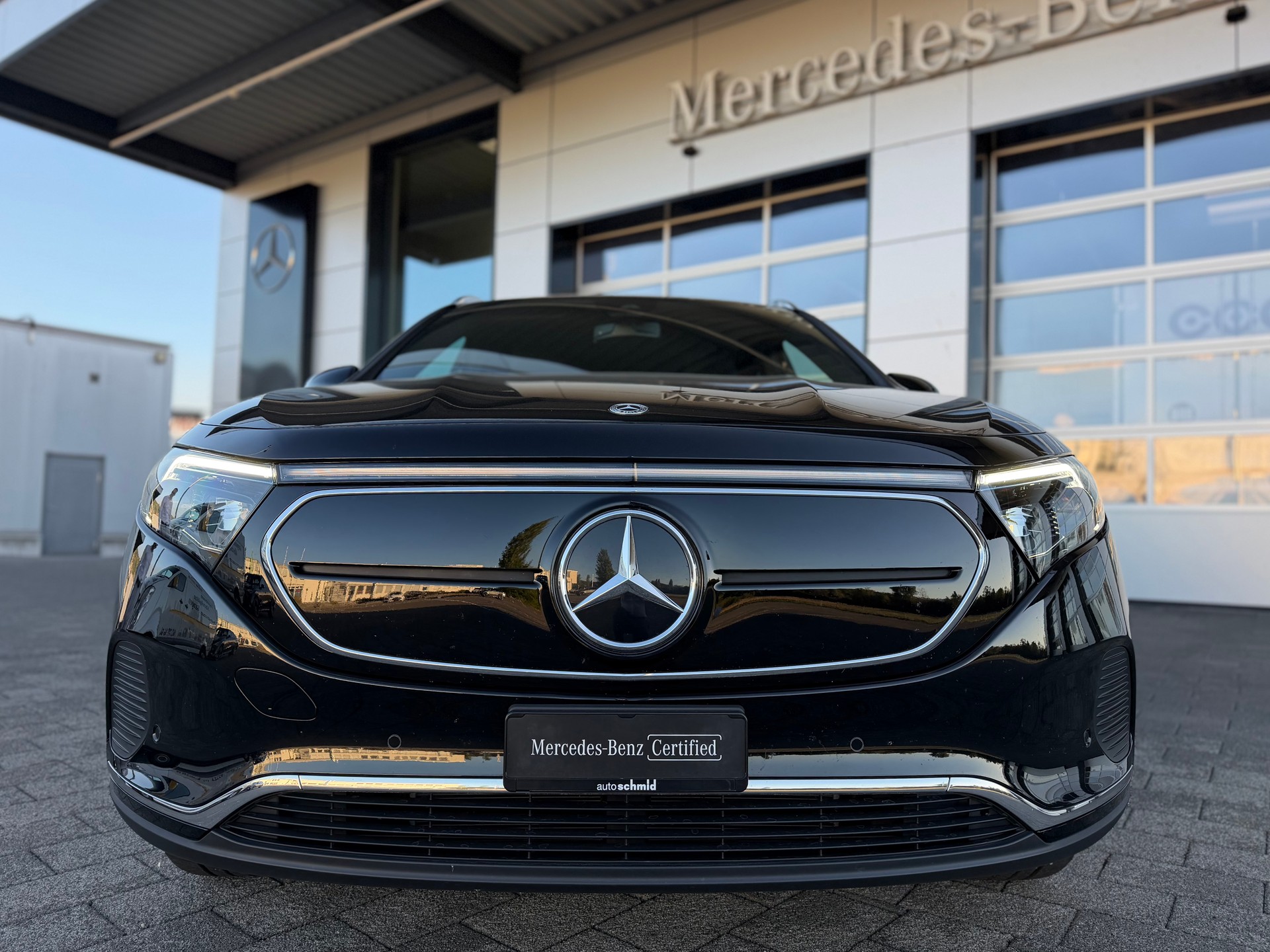 MERCEDES-BENZ EQA 300 4Matic-showroom-element-2