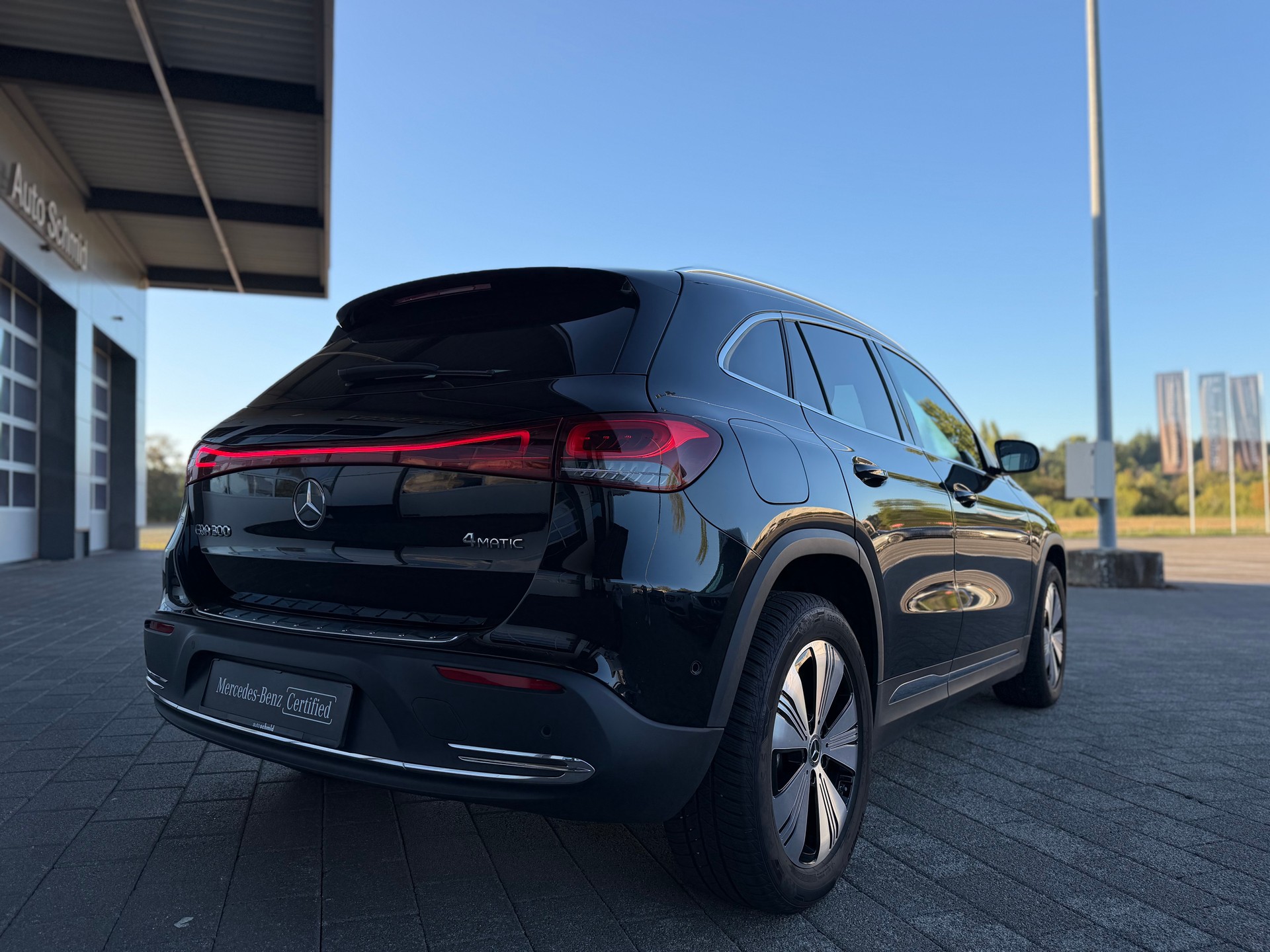 MERCEDES-BENZ EQA 300 4Matic-showroom-element-1