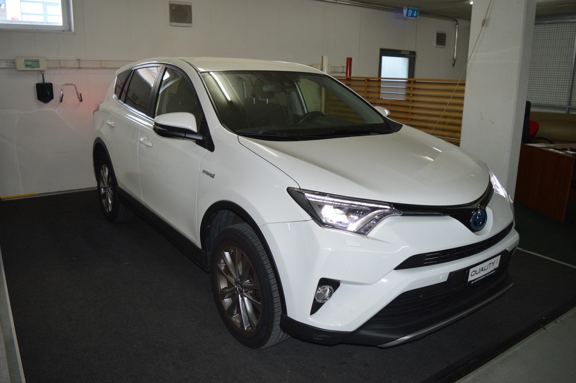 TOYOTA RAV-4 2.5 HSD Trend e-CVT-showroom-element-3