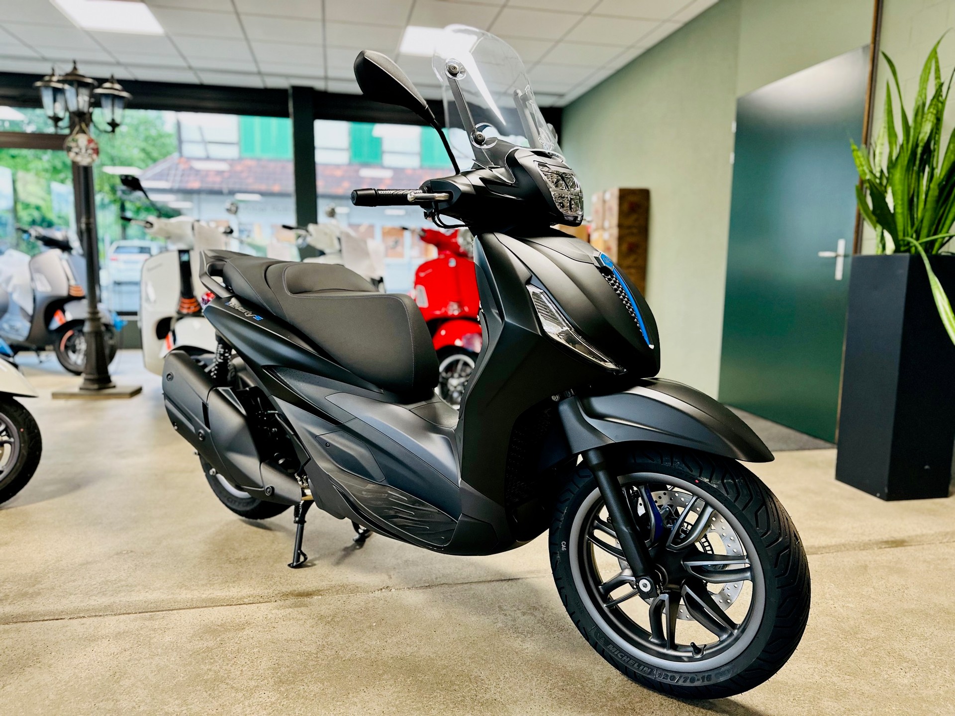PIAGGIO Beverly 400 Sport-image-1