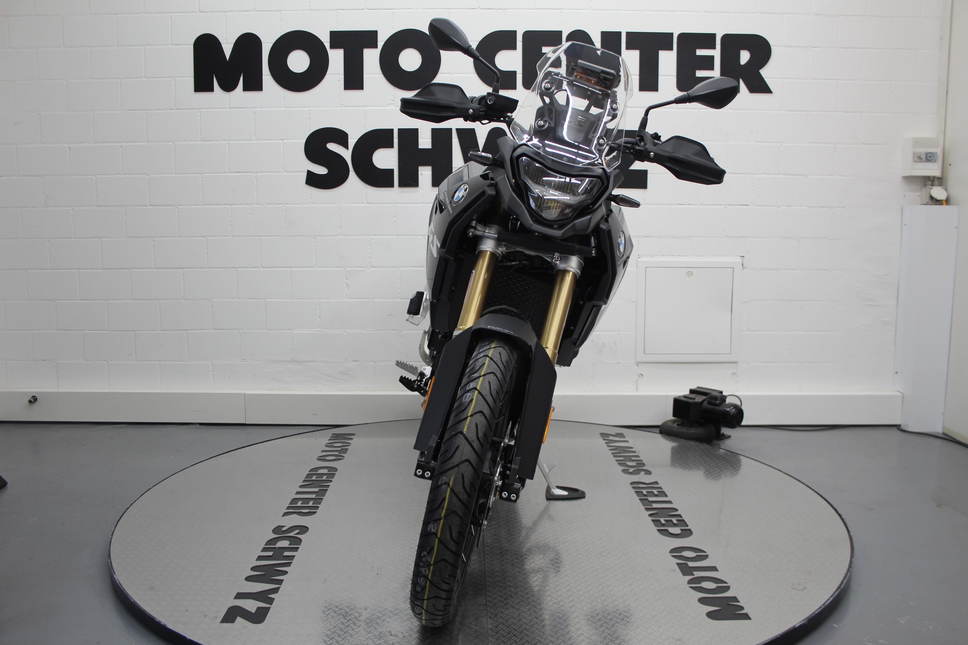 BMW F 900 GS-image-2