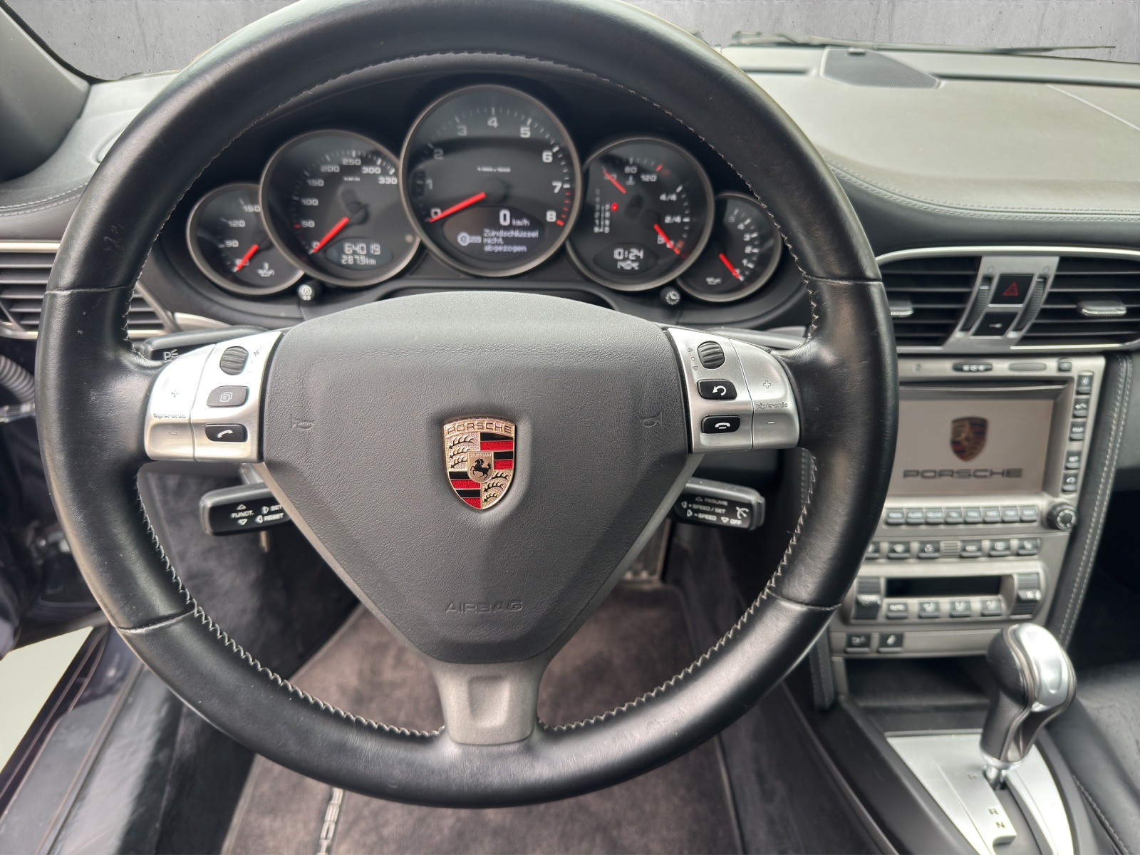 PORSCHE 911 Carrera 4S-image-9