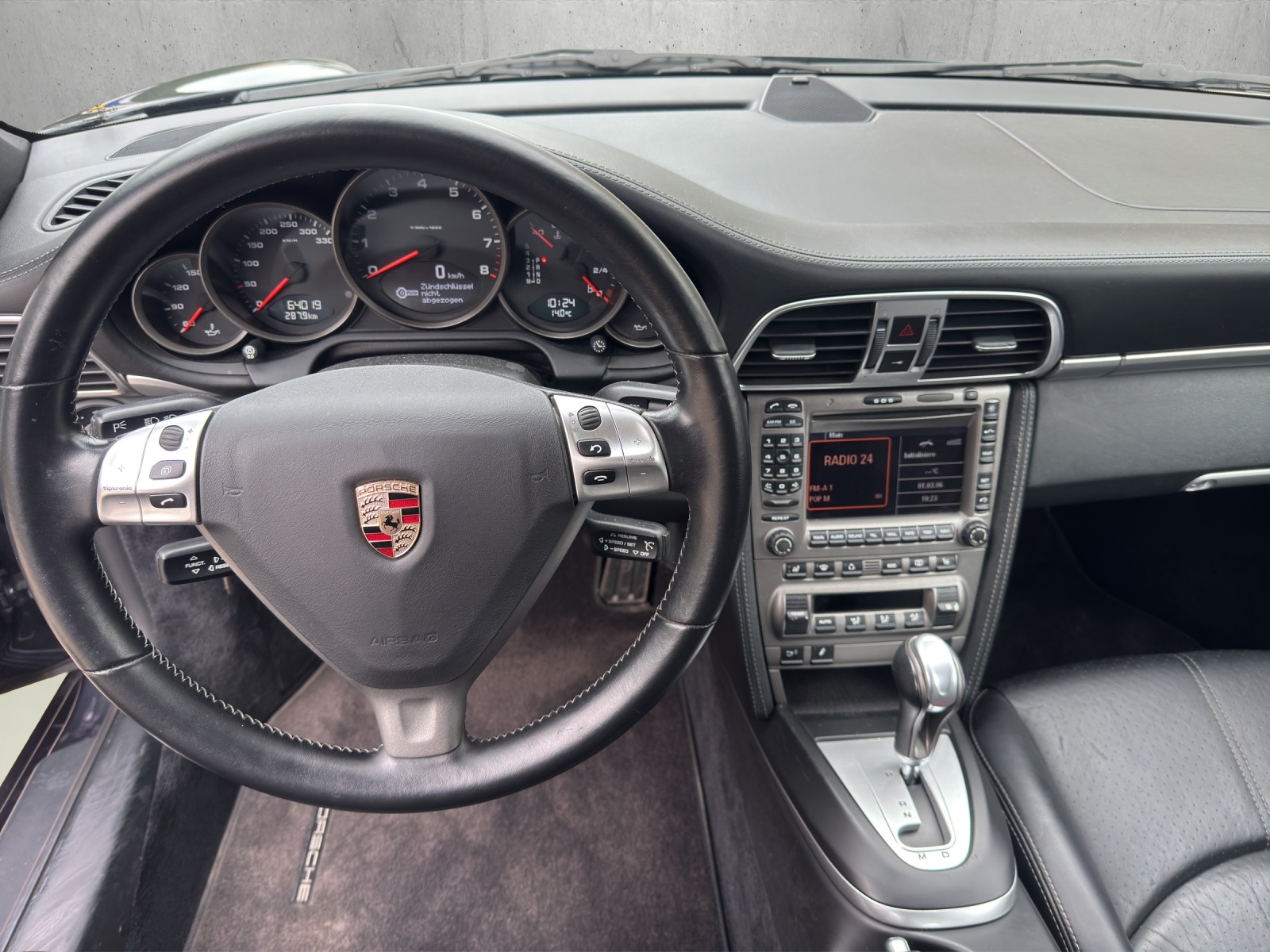 PORSCHE 911 Carrera 4S-image-8