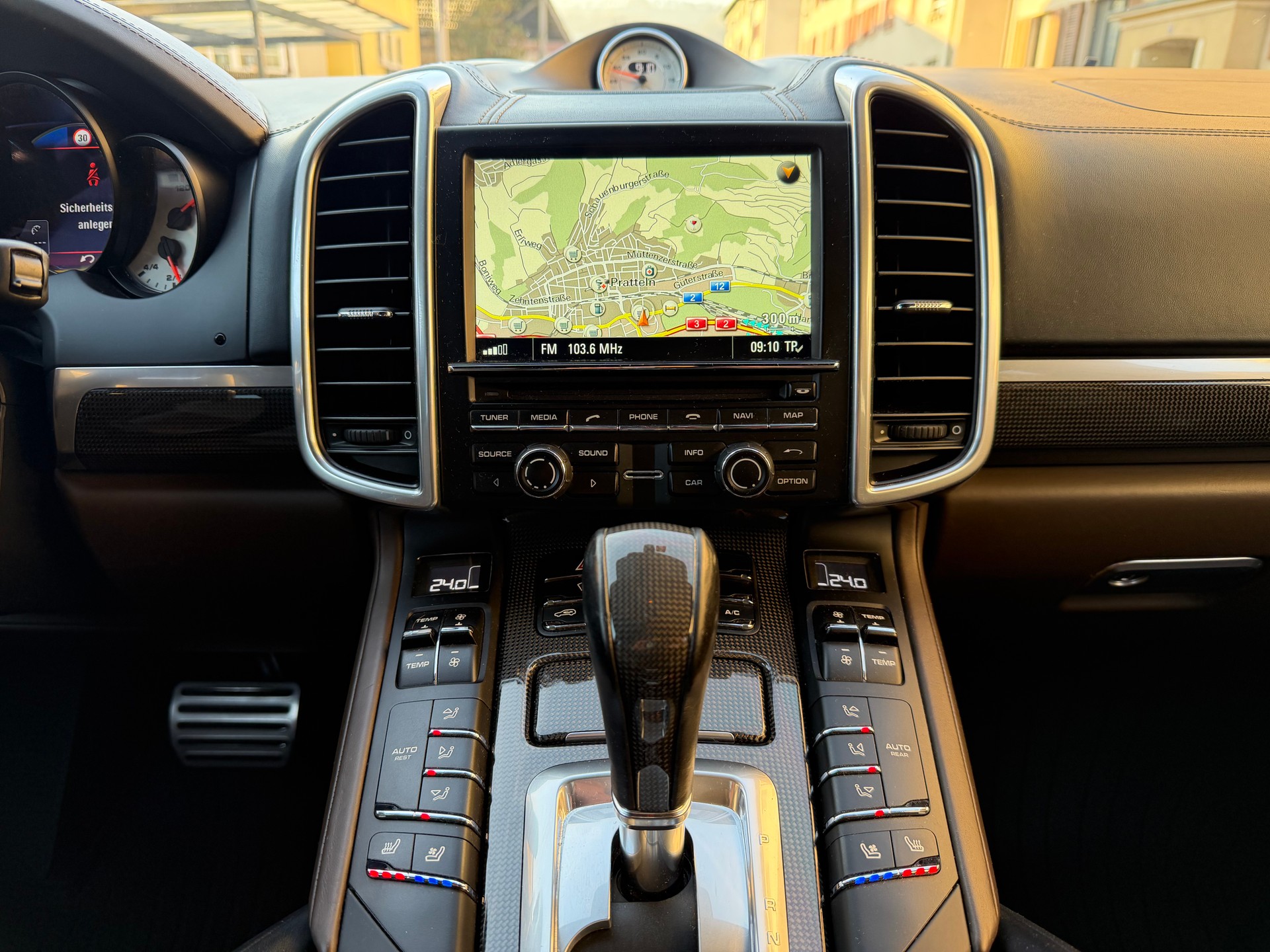 PORSCHE Cayenne Turbo S-image-21
