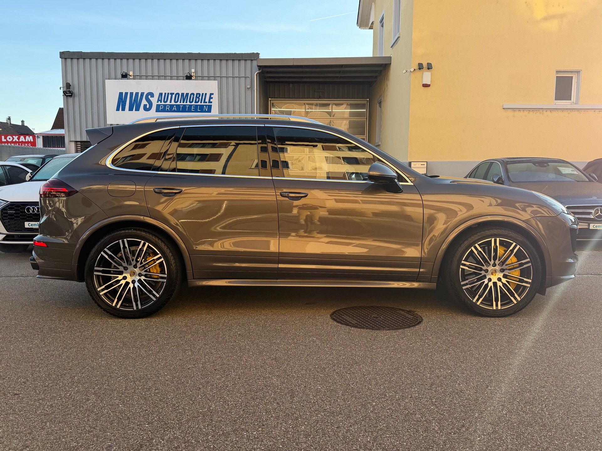 PORSCHE Cayenne Turbo S-showroom-element-3